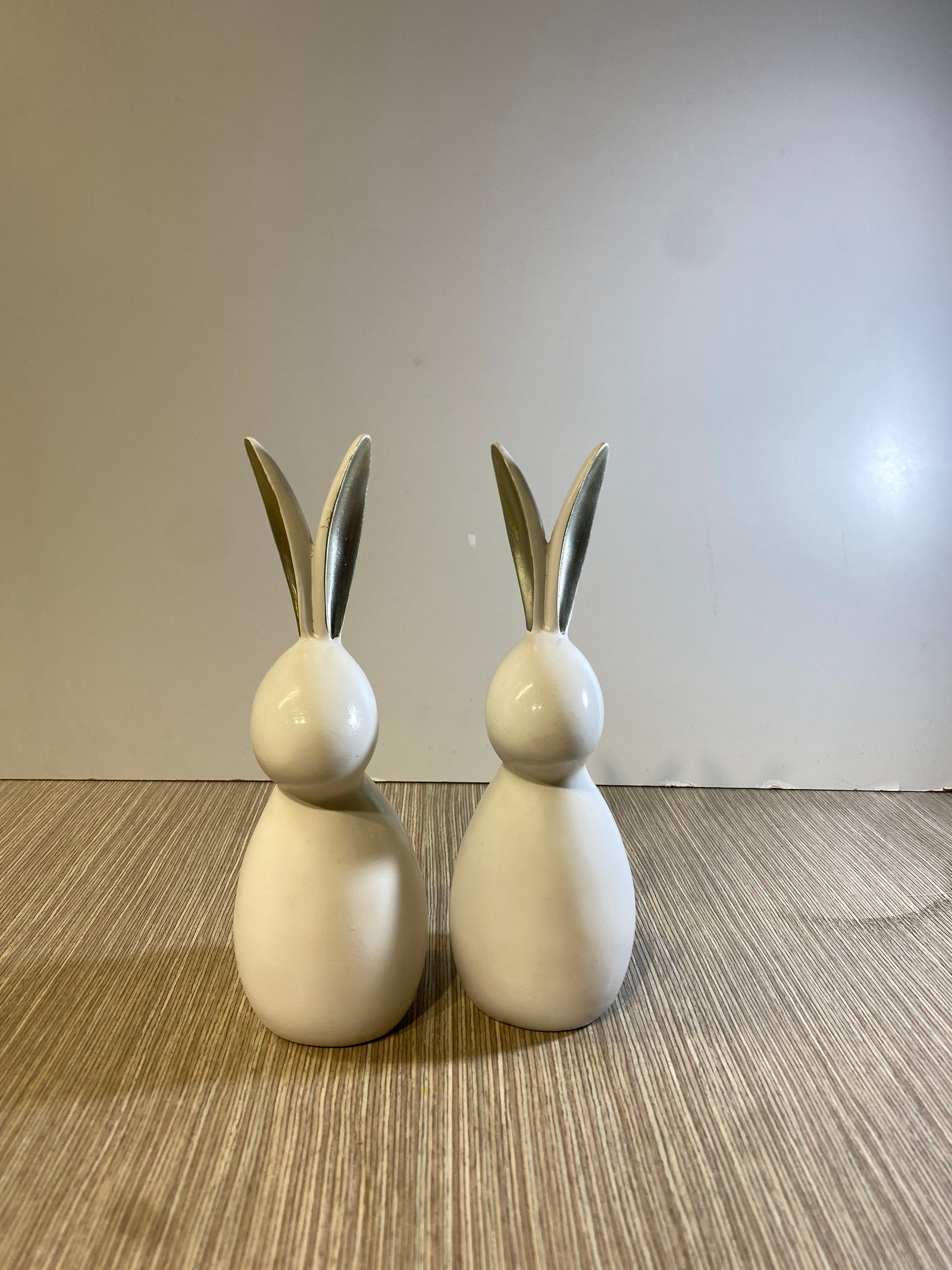 Conejo Silueta Blanco Ceramica Oreja Interna Plateada