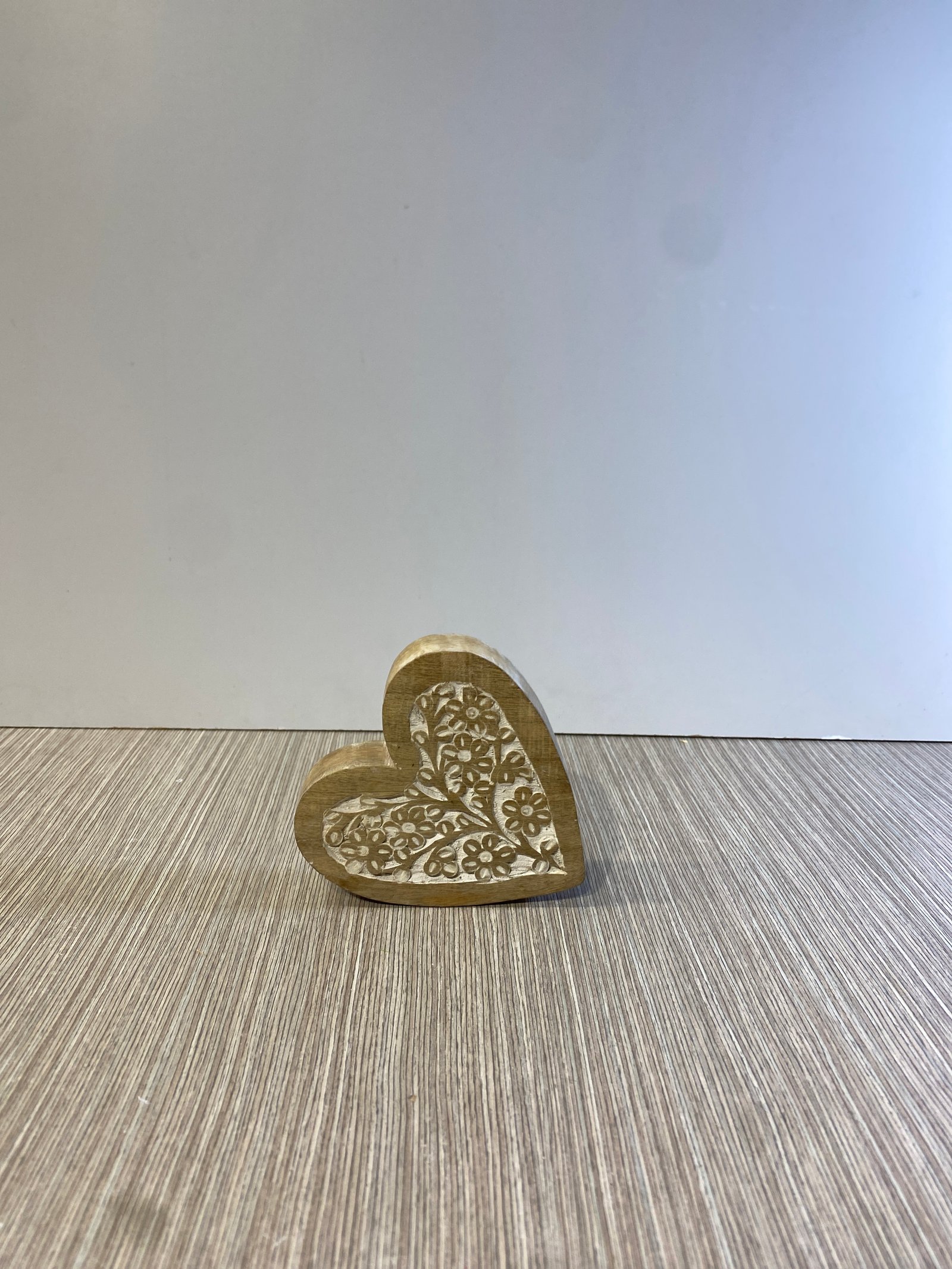 Corazon Madera Gruesa Flores Grabadas Pequeño