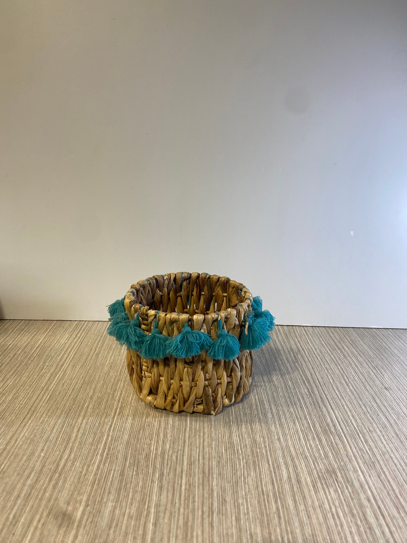 Canasta Rattan Redonda Flecos Azules