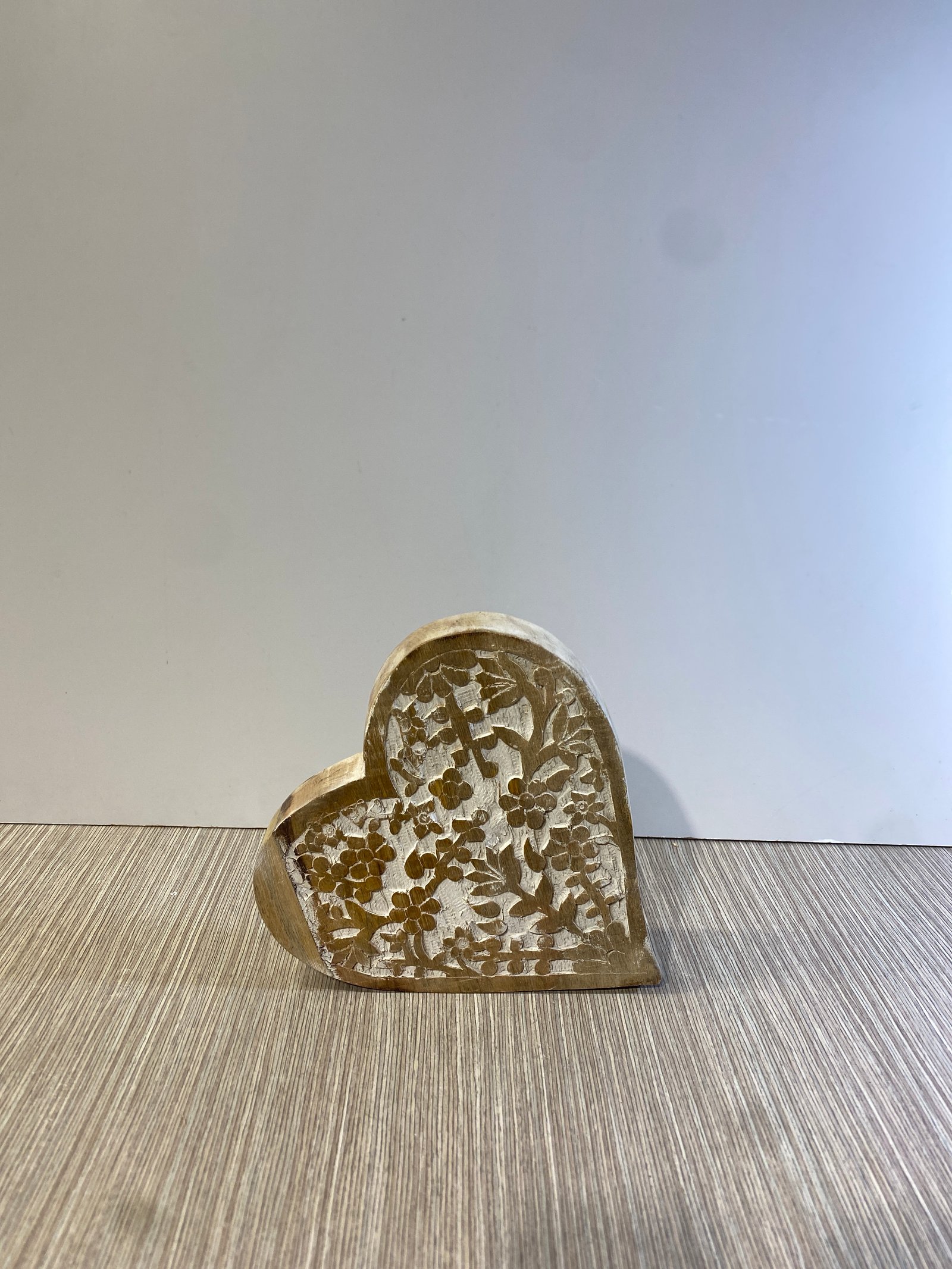 Corazon Madera Gruesa Flores Grabadas Mediano