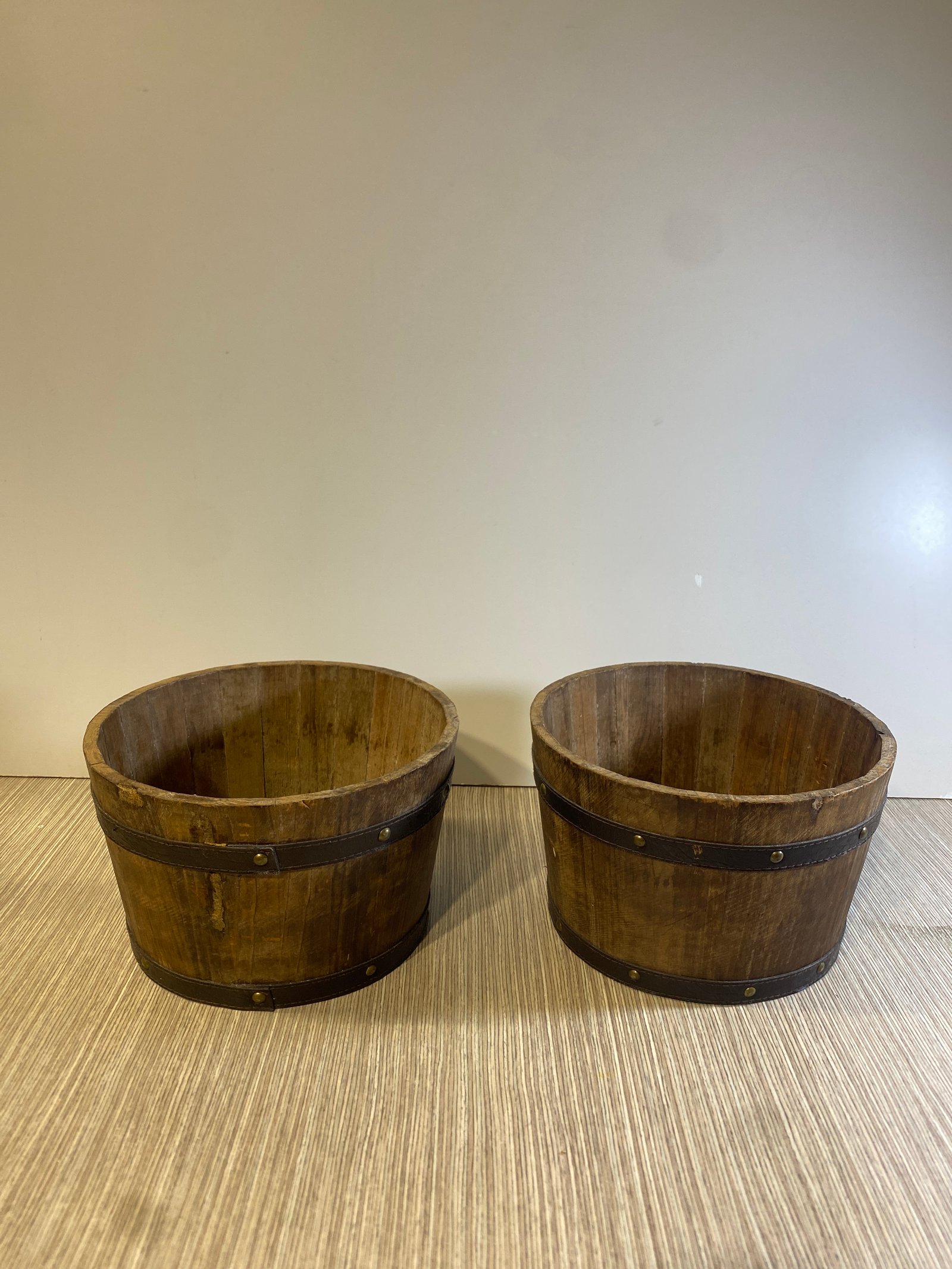 Matero Madera Cafe Borde Cuero Con Taches Grande
