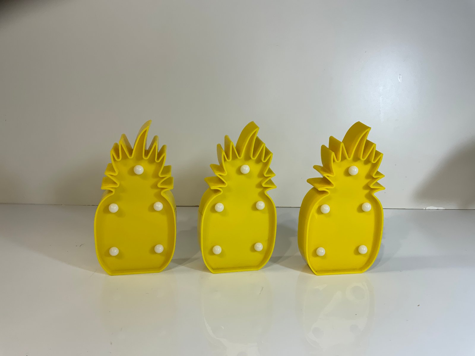 Piña Acrílica Amarilla Pequeña Con Luz