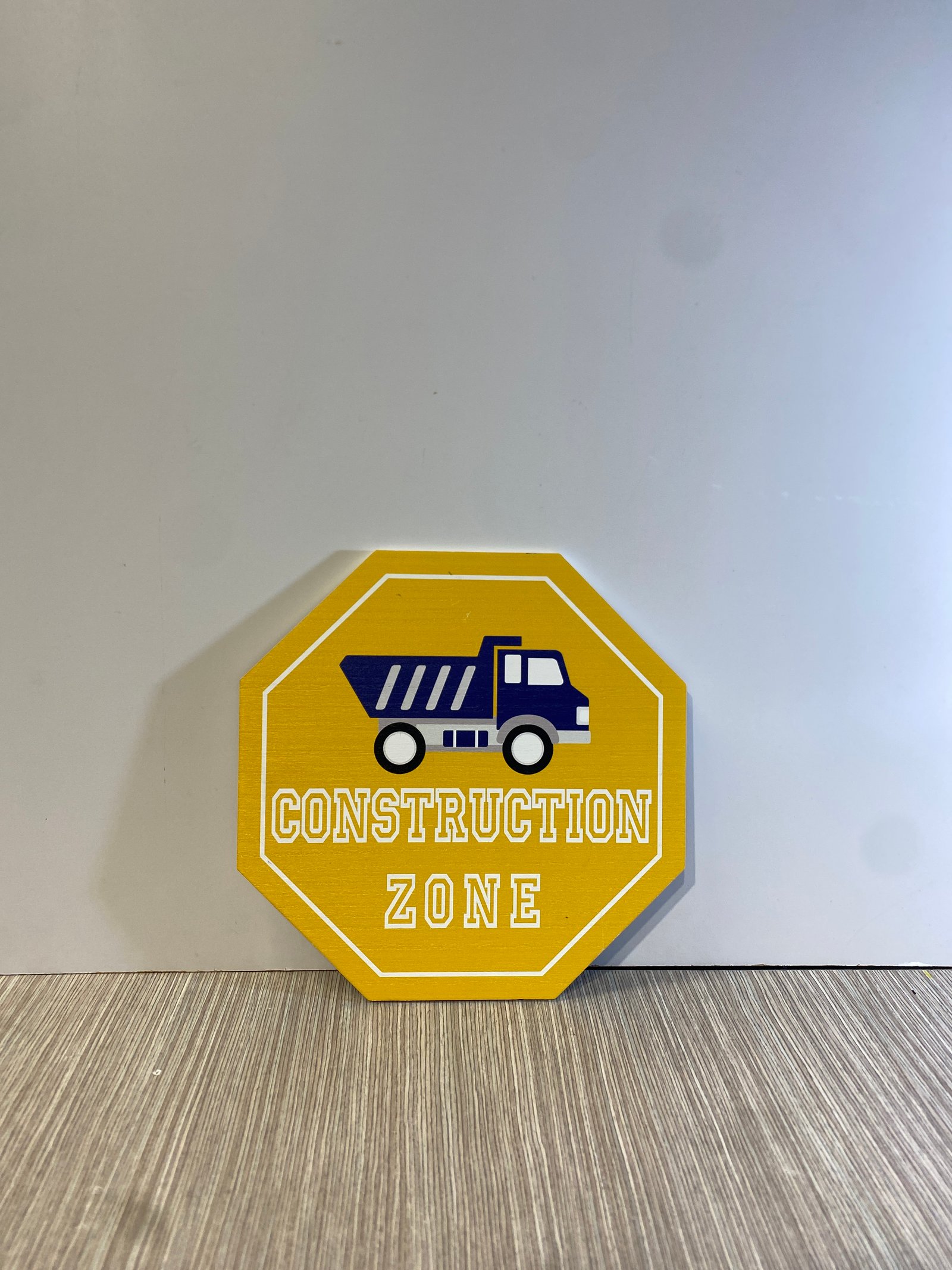 PLACA MADERA CONSTRUCTION ZONE AMARILLA