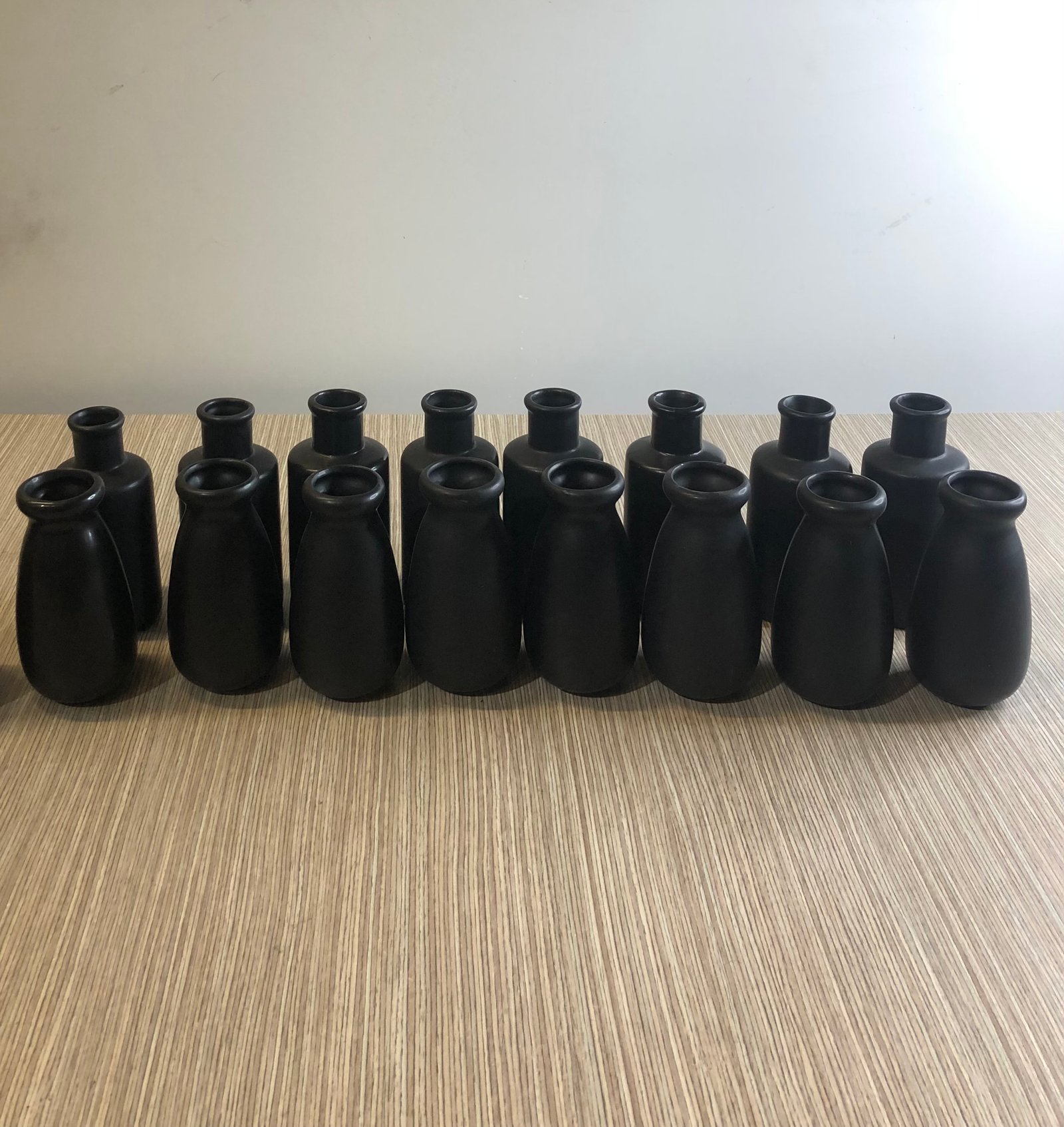 Jarrón Cerámica Negro Mini Boca Alargada 15Cm Alto