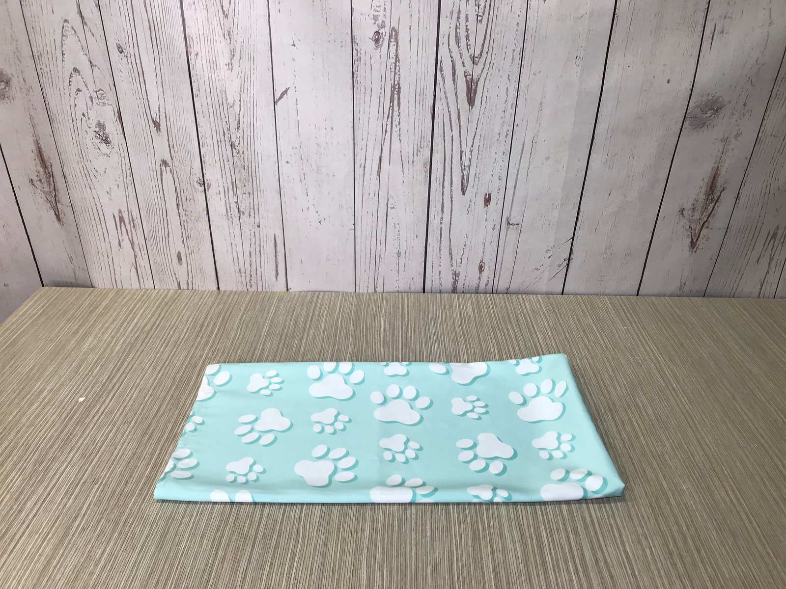 Mantel azul huellas blancas