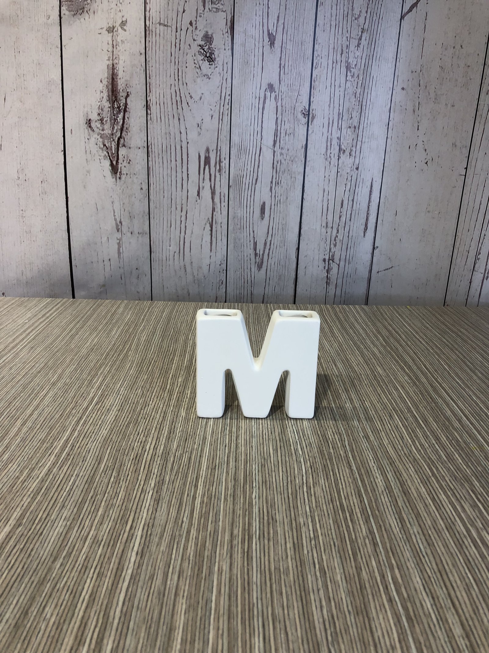 Letra M Ceramica Blanca Pequeña