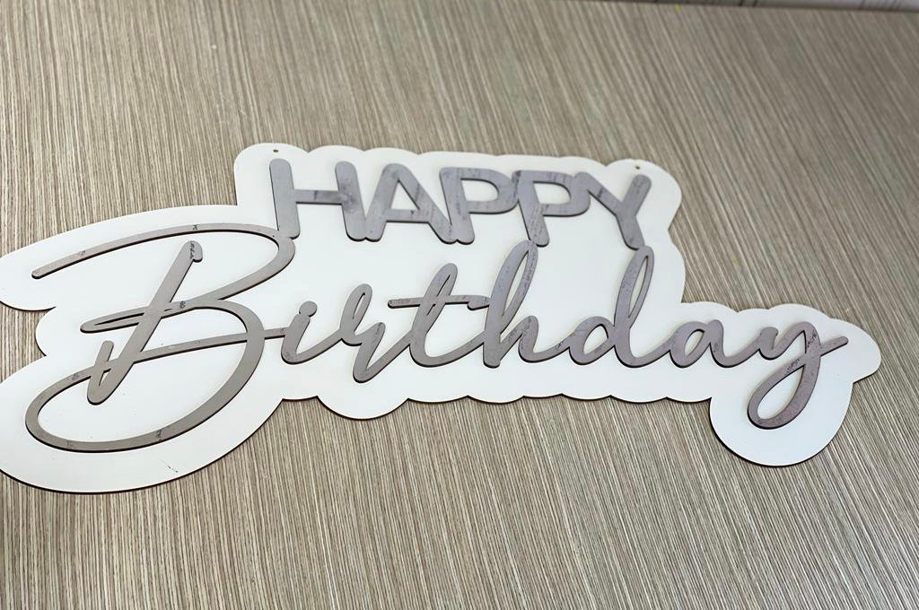 Letrero Happy Birthday Blanco Con Plateado Madera