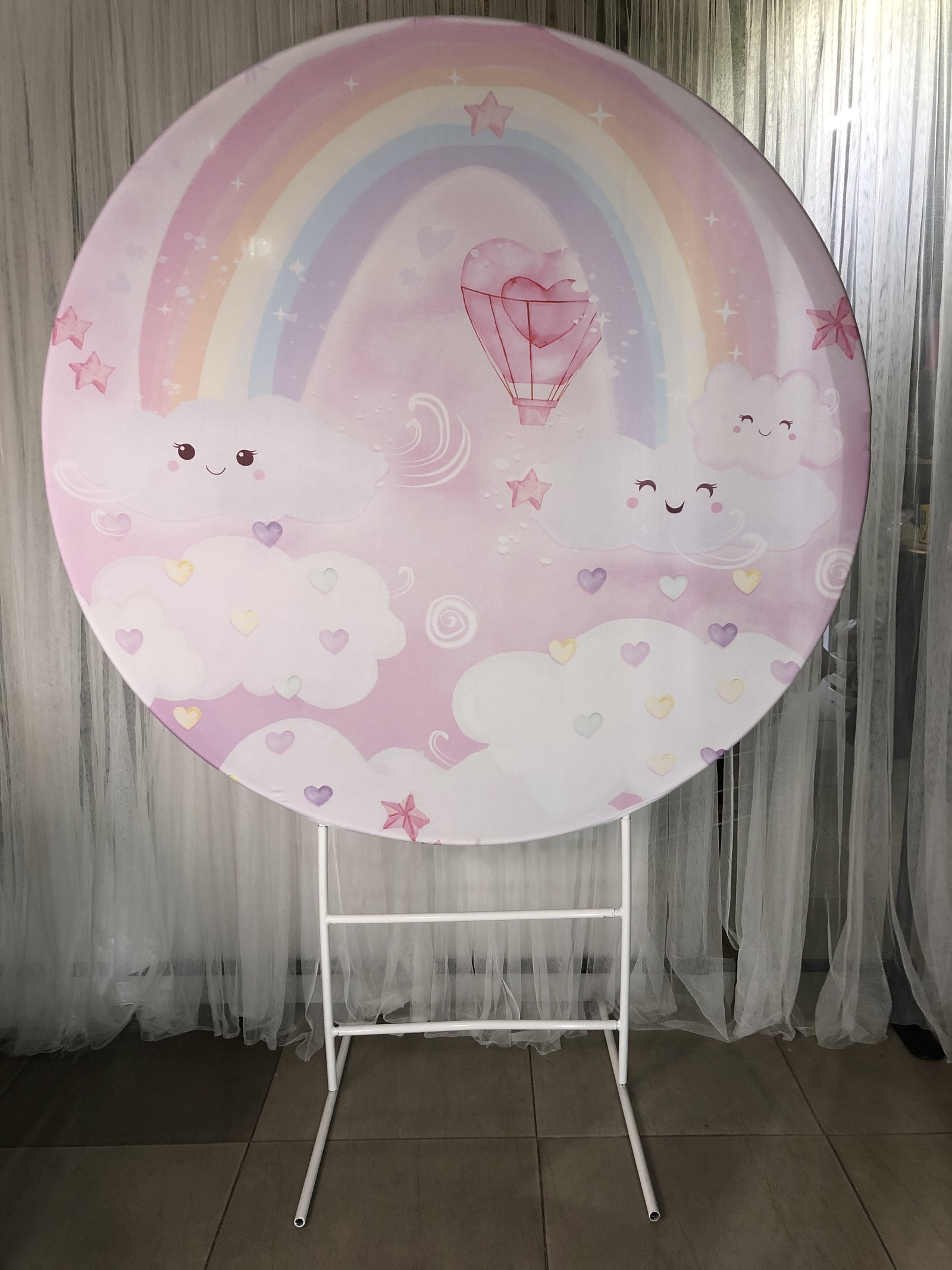 Estructura redonda mas tela nubes y arcoíris