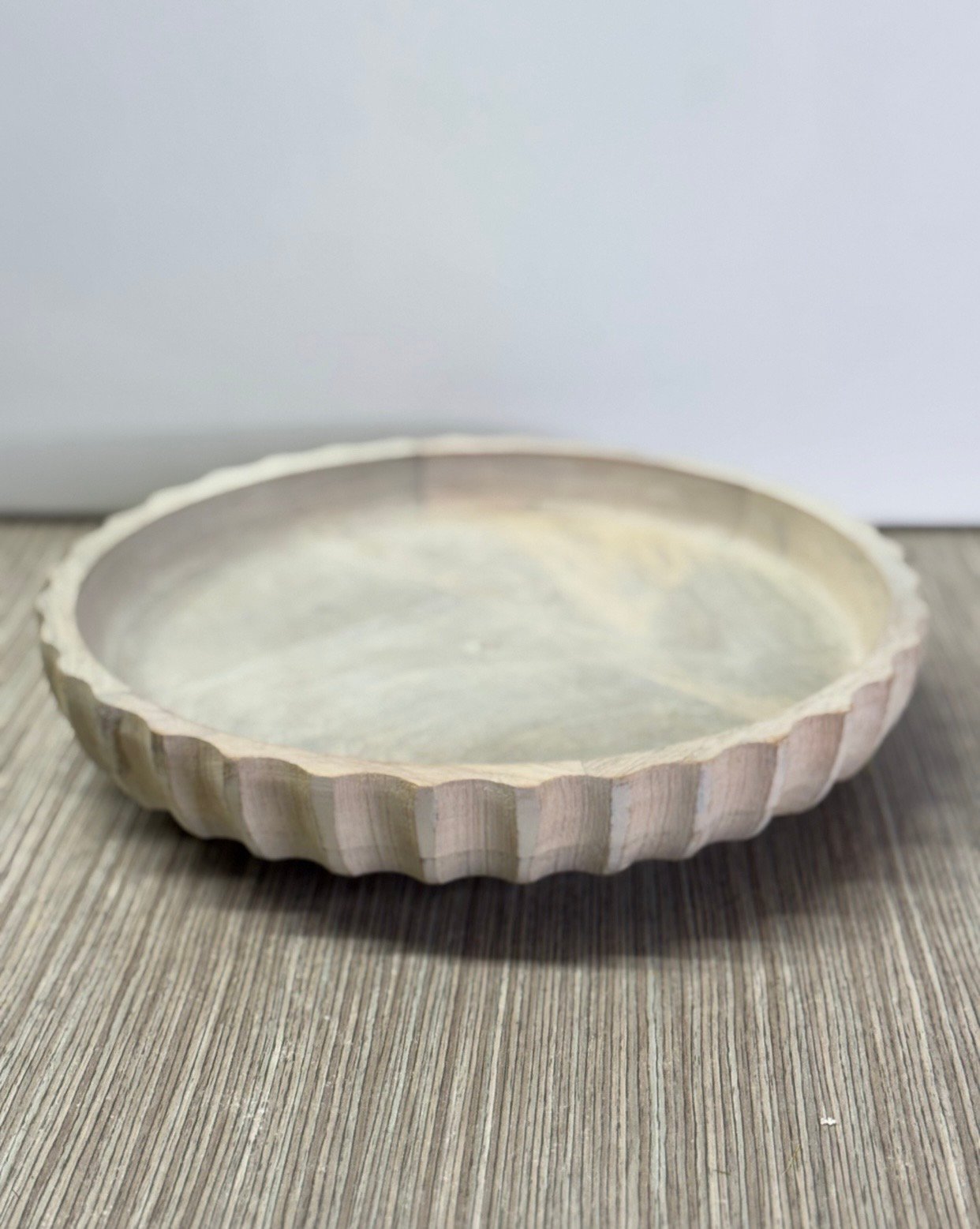 BANDEJA MADERA CLARA REDONDA ESTRIADA