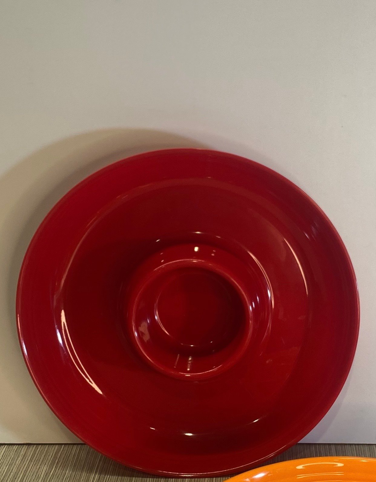 BANDEJA ACRILICA REDONDA ROJA RECIPIENTE EN LA MITAD