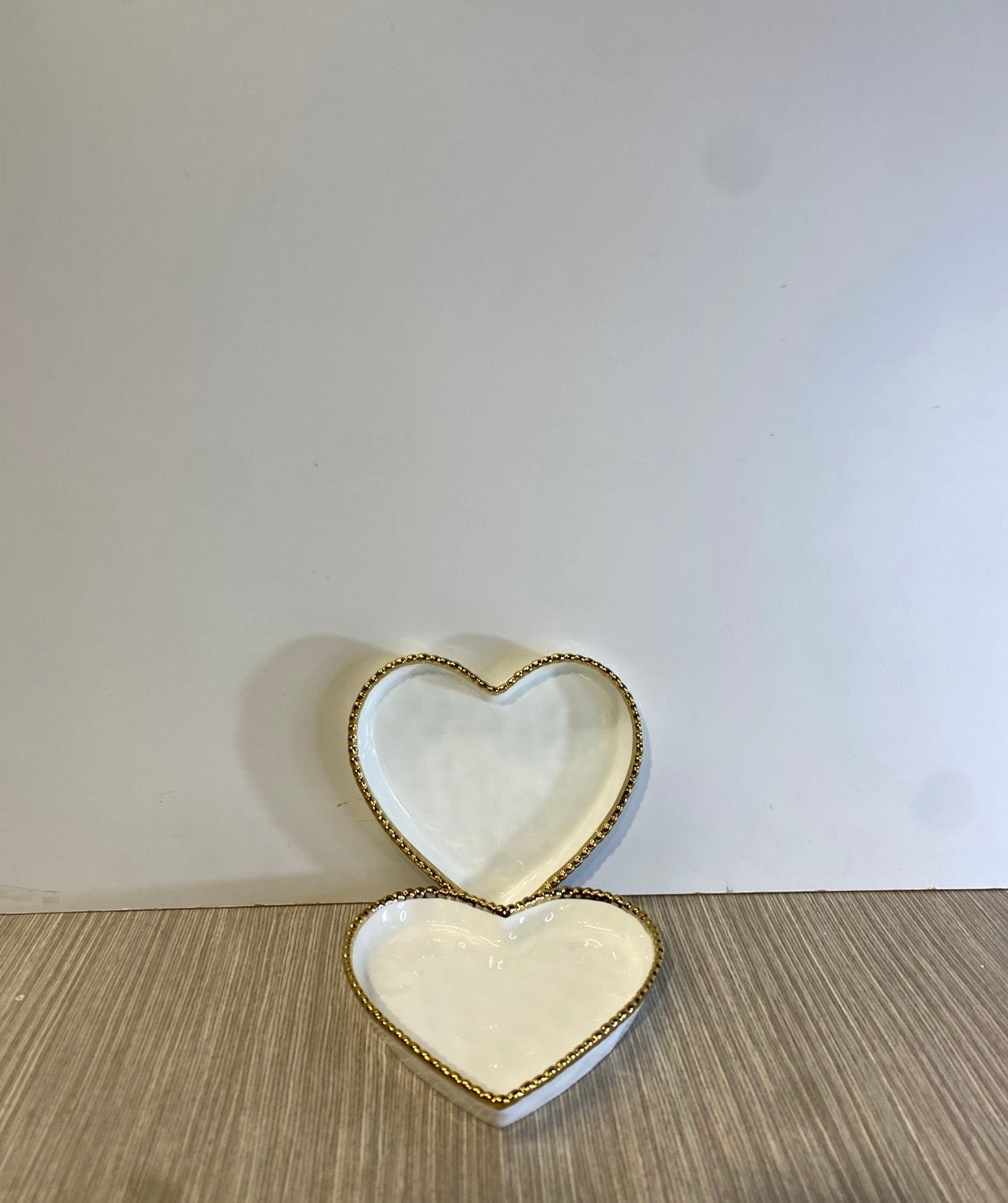 BANDEJA CORAZON BLANCO CERAMICA BORDE DORADO