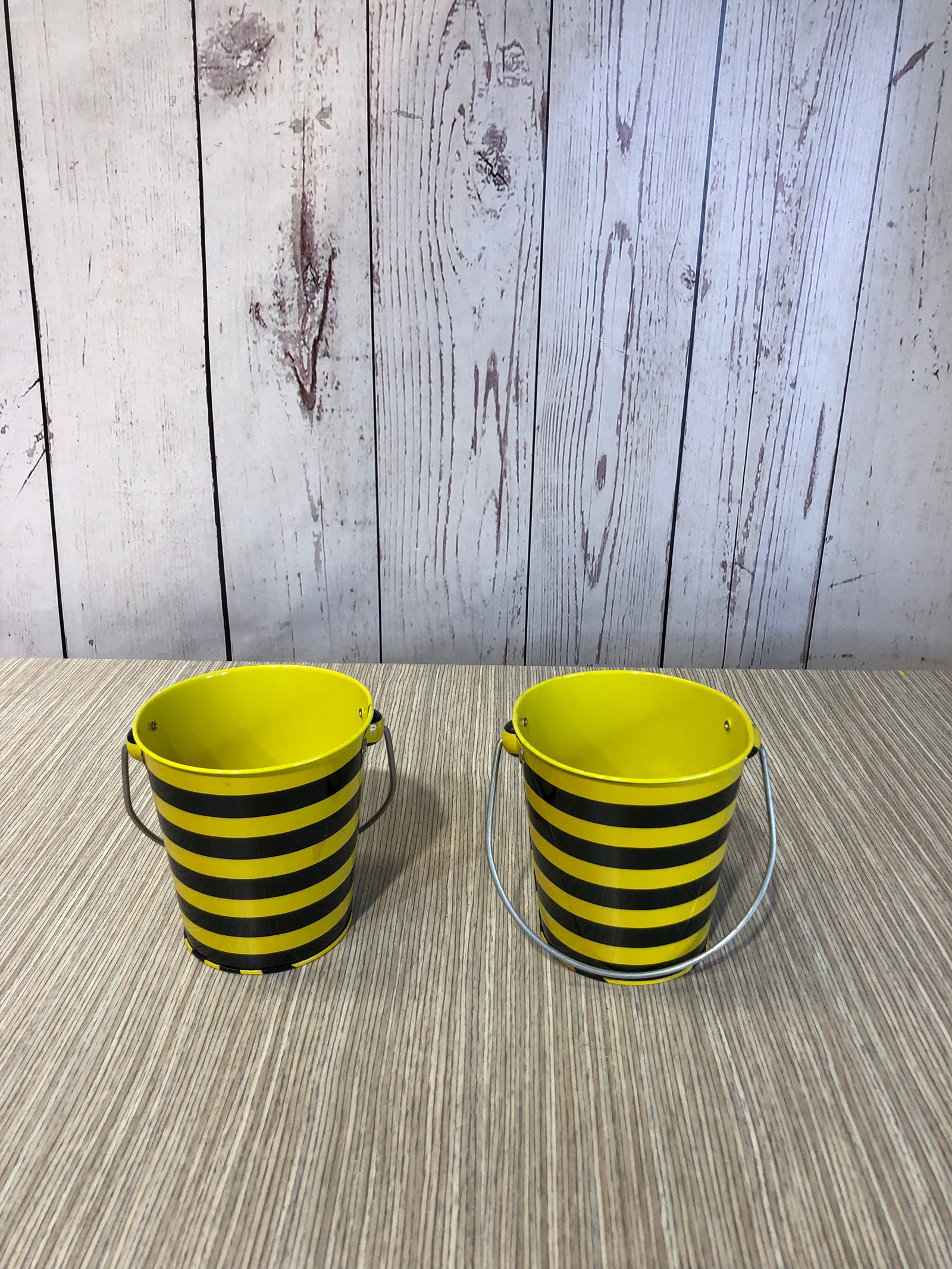 Balde Metalico Rayas Amarillas y Negras Con Agarradera Pequeño