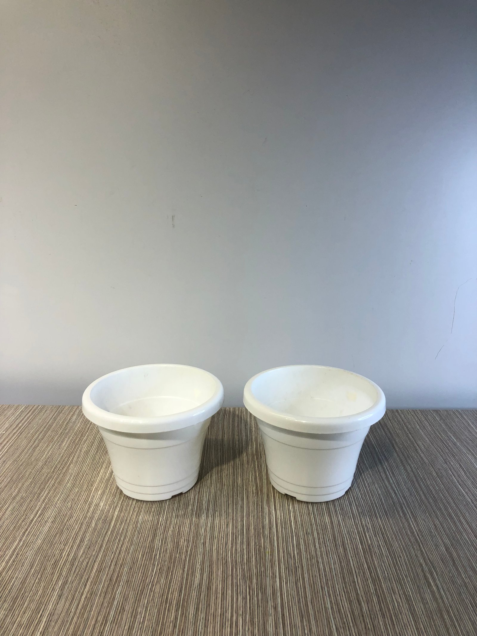 Balde Plastico Blanco Mediano Con Huella En el Centro