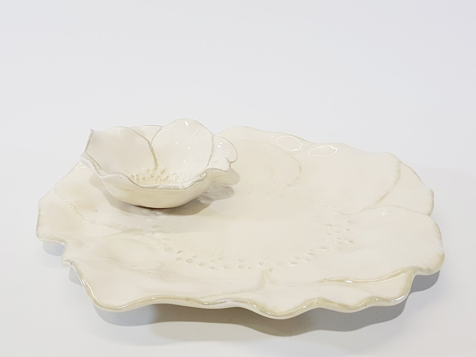 Bandeja Ceramica Forma Flor Crema Con Salsera