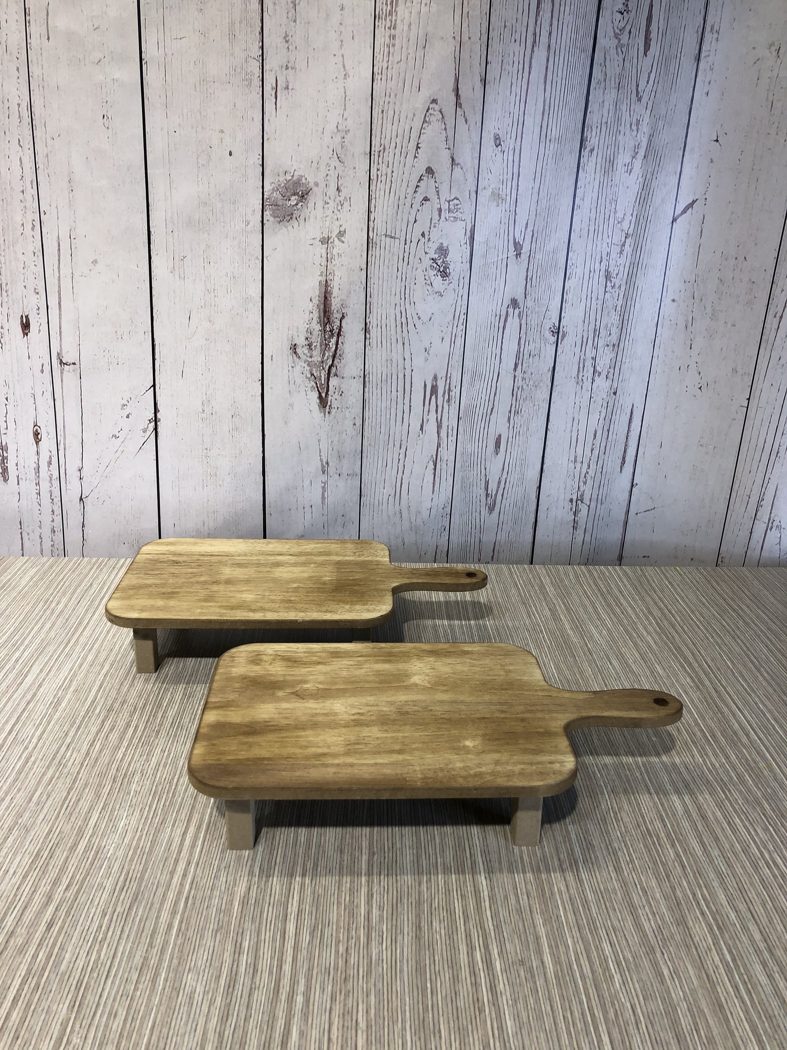 bandeja cuadrada madera cafe oscura con agarradera y paticas