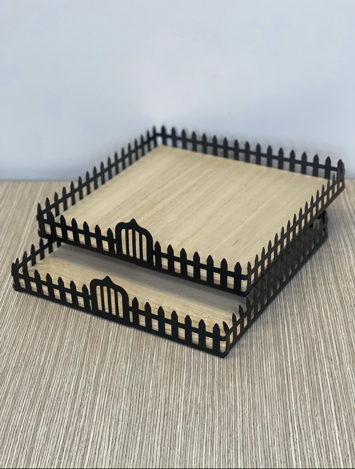 BANDEJA CUADRADA MADERA TIPO CERCA NEGRA 