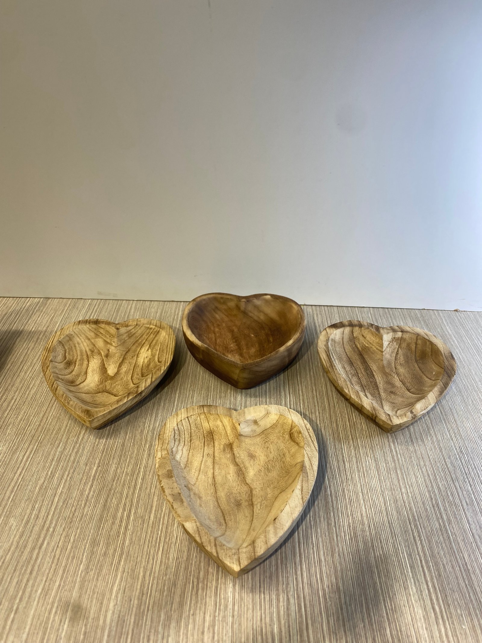 BANDEJA FORMA CORAZON MADERA GRUESA VETEADA