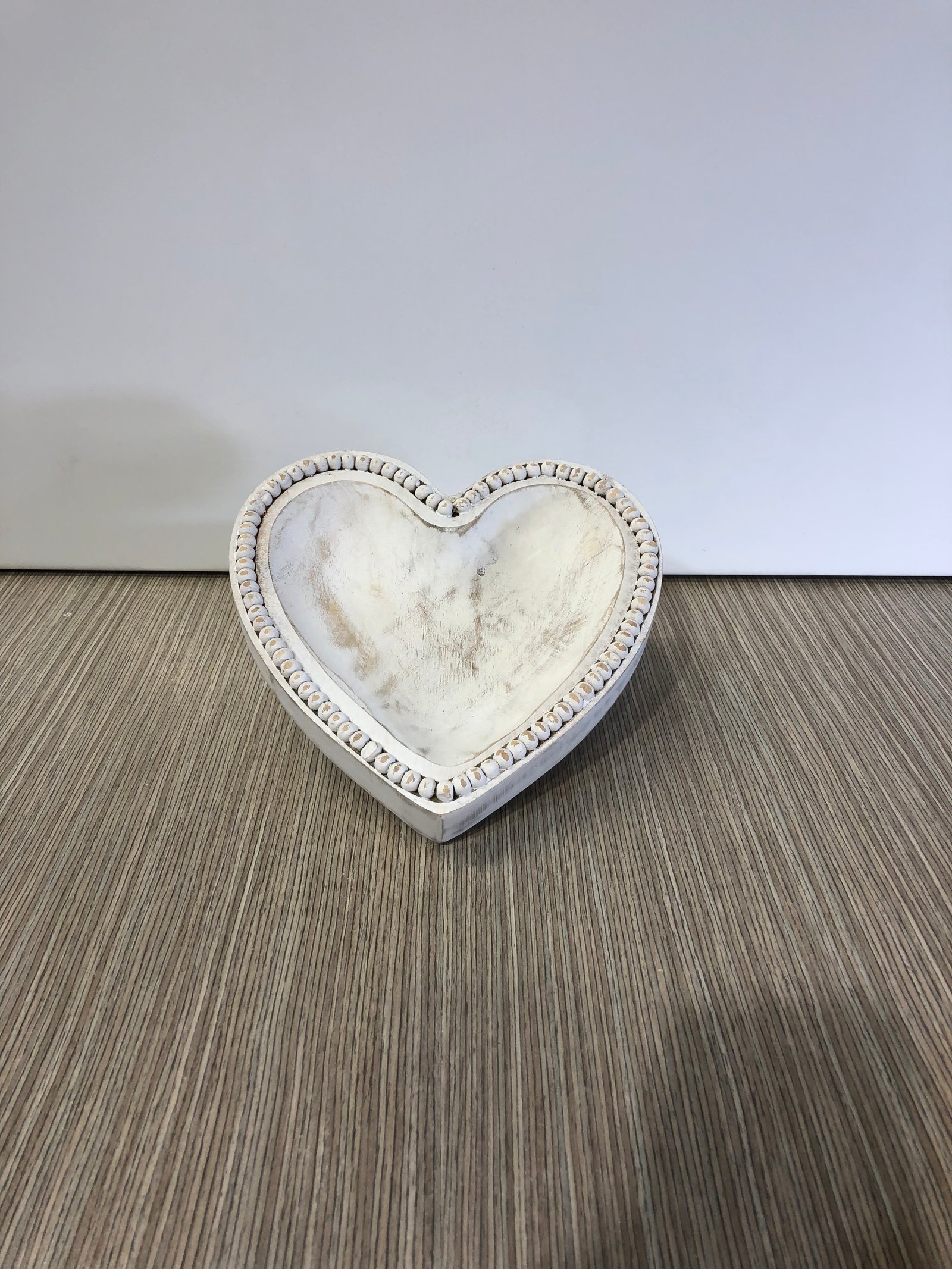 BANDEJA MADERA FORMA CORAZON DECAPE BORDE BOLAS PEQUEÑA 