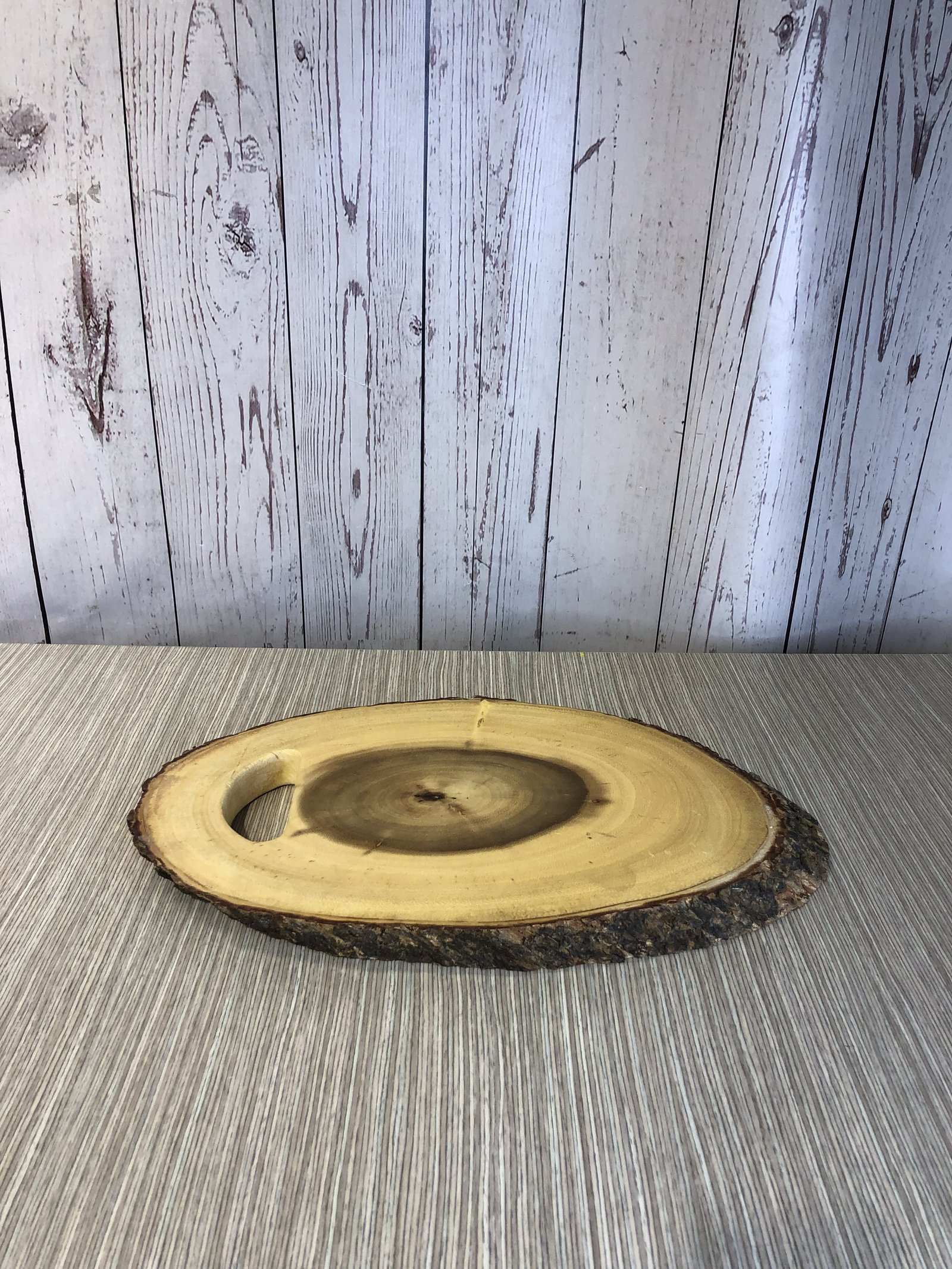 Bandeja Madera ovalada Borde Corteza y Agarradera