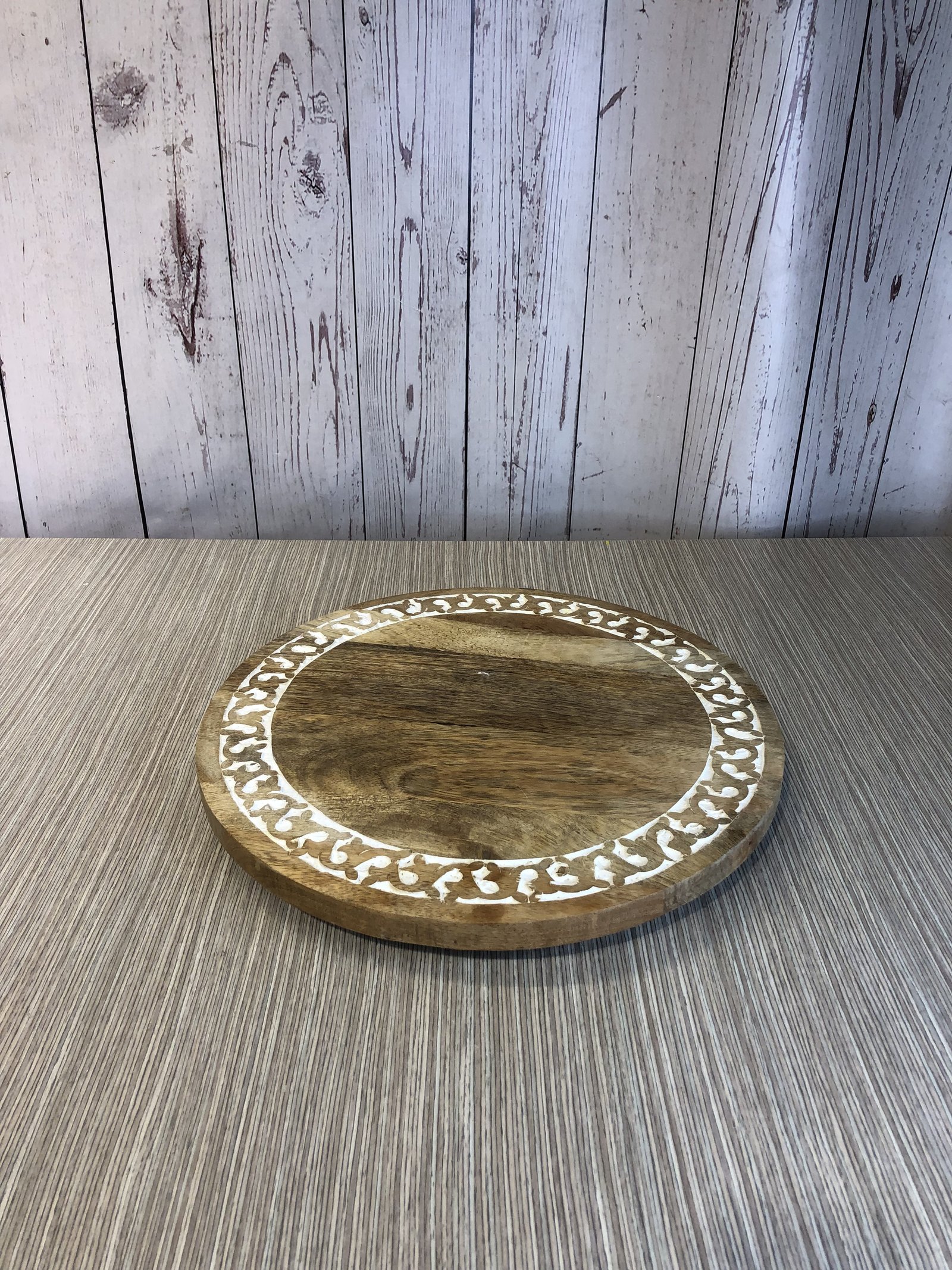 Bandeja madera redonda boho borde arabescos blancos
