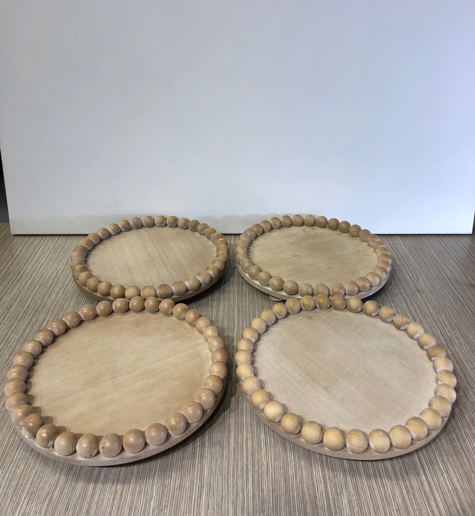 BANDEJA MADERA REDONDA CAFE BORDE BOLAS 