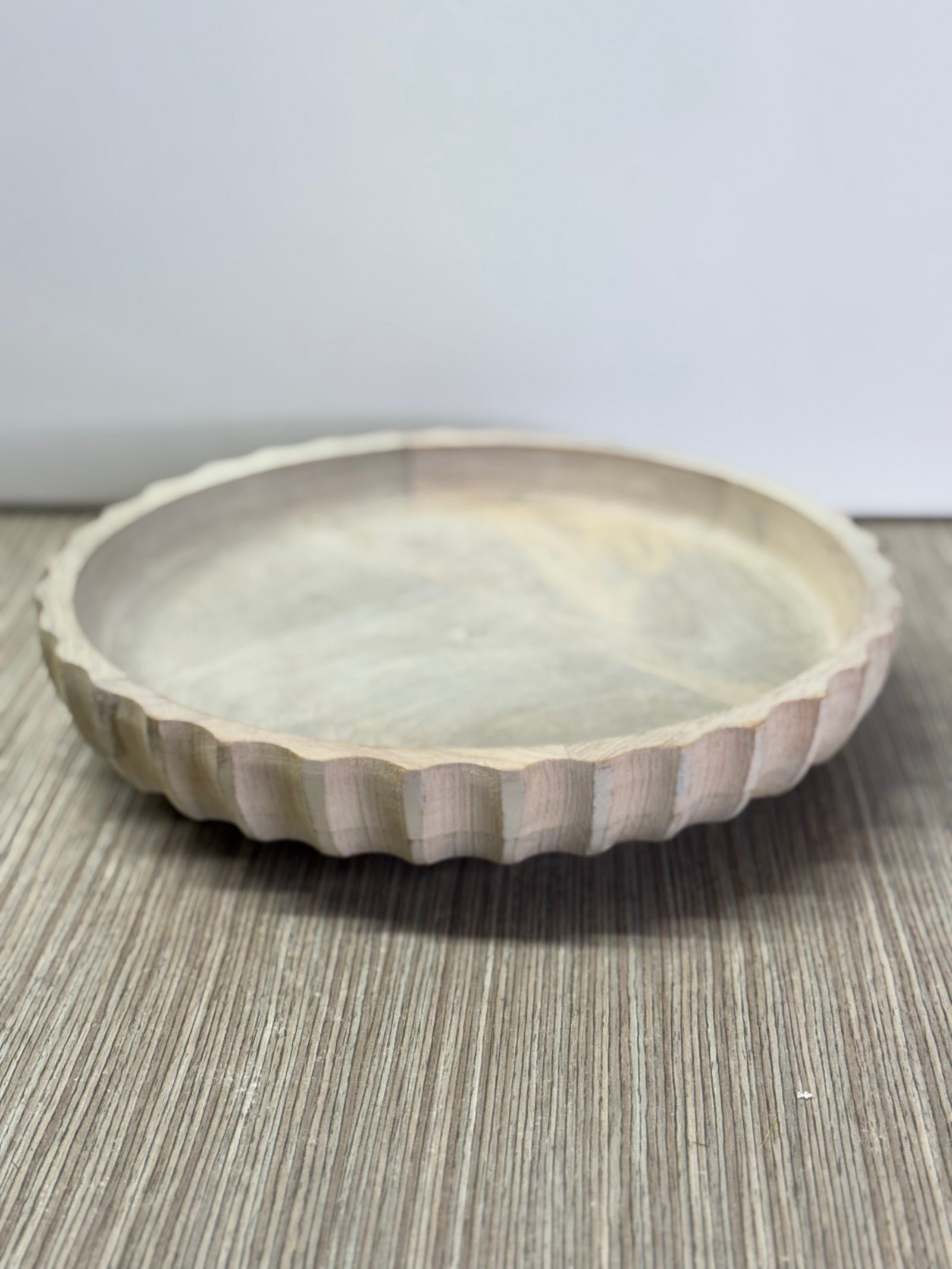 BANDEJA MADERA REDONDA RAYAS BLANCAS CON FONDO 