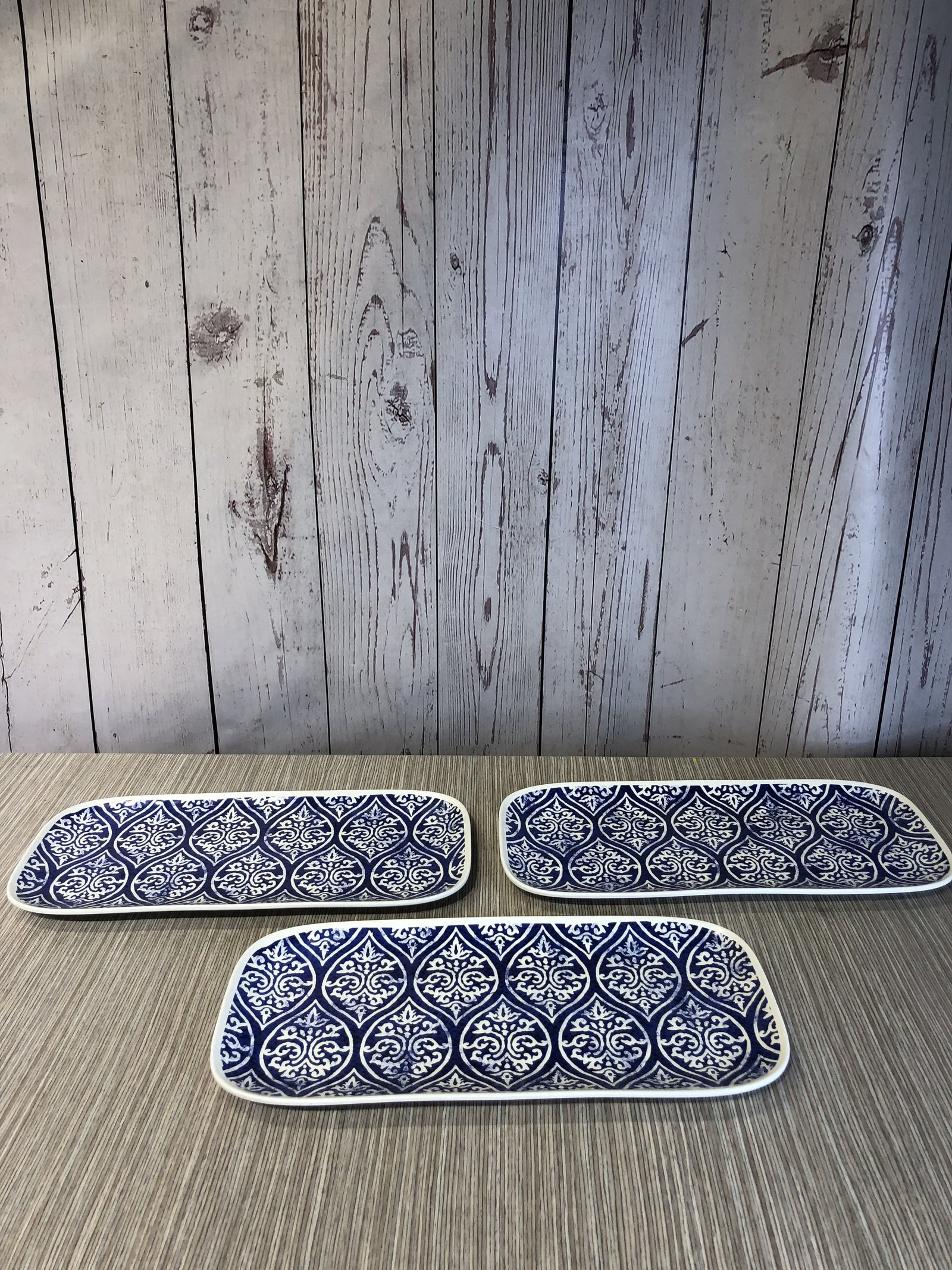 Bandeja Rectangular Azul Con Arabescos Blancos