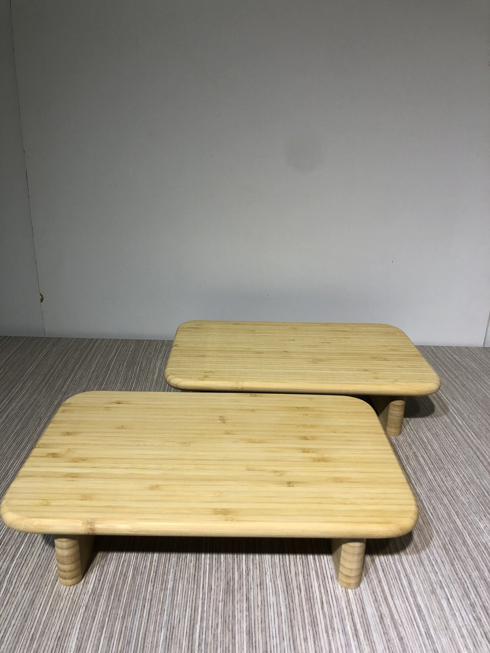 BANDEJA RECTANGULAR MADERA NATURAL CLARITA 4 PATICAS