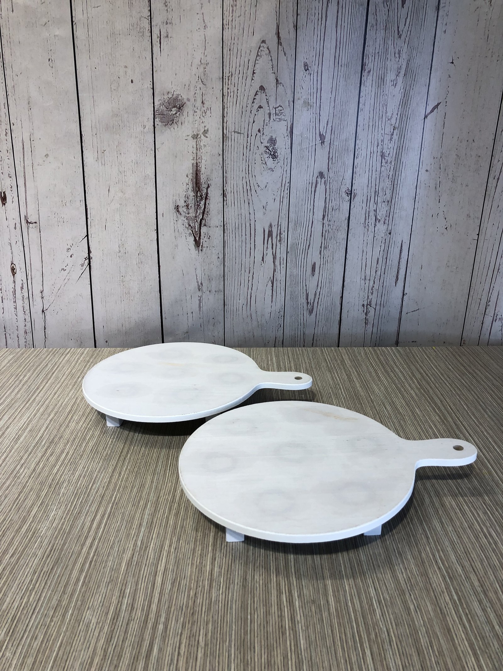 bandeja redonda madera blanca con agarradera y paticas