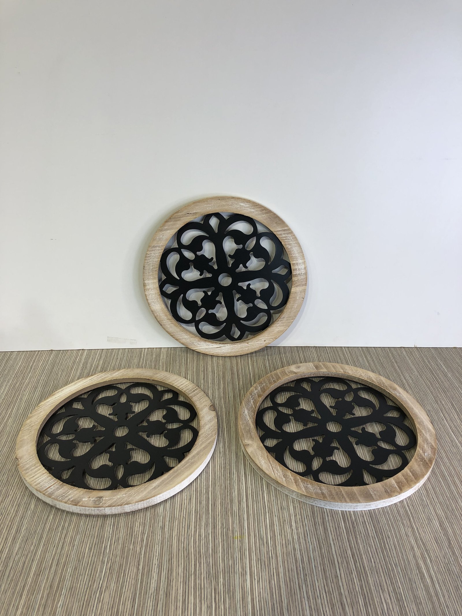 bandeja redonda borde madera centro metalico negro con flores