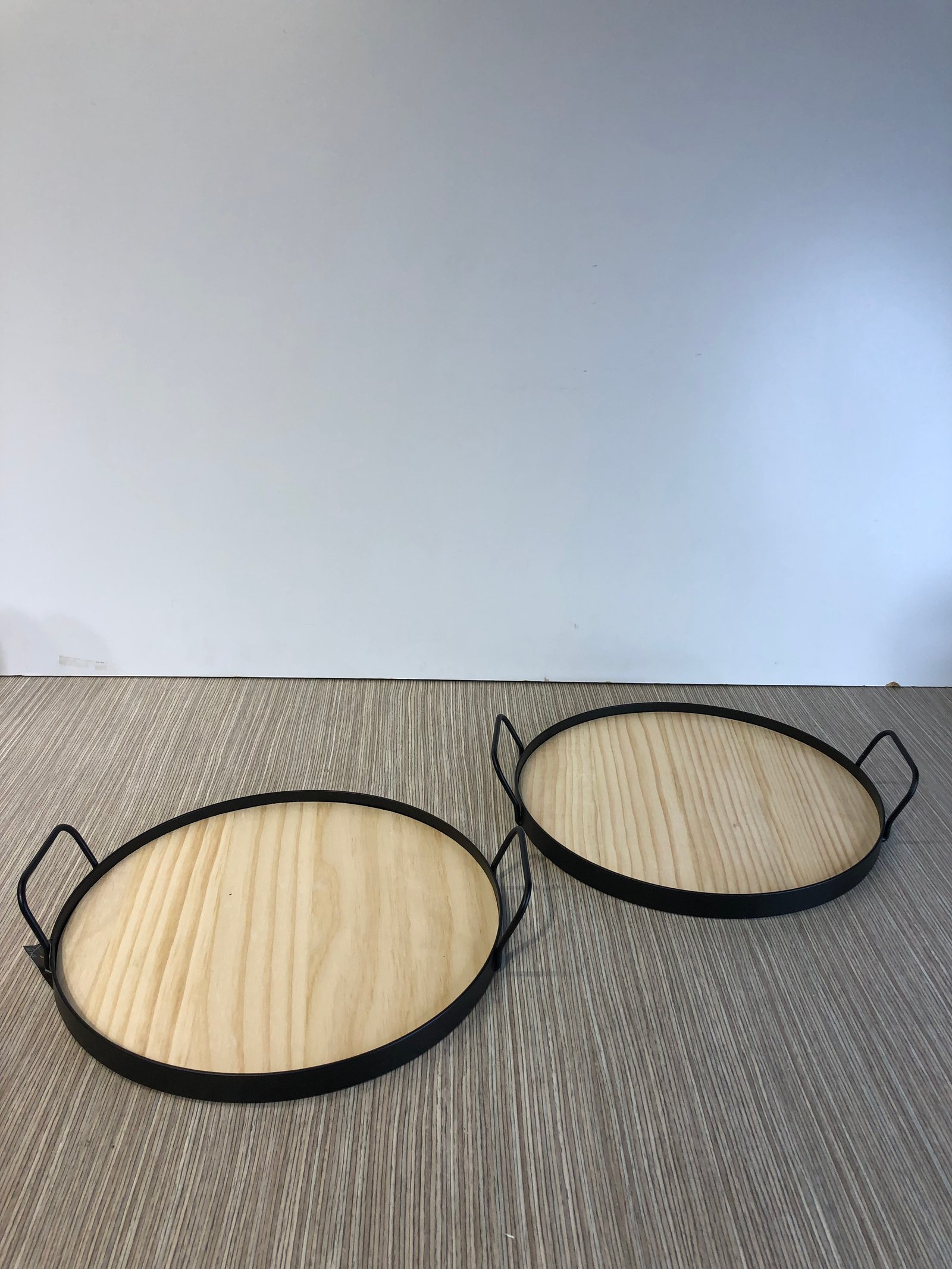 bandeja redonda madera natural clara borde metal negro con agarraderas 