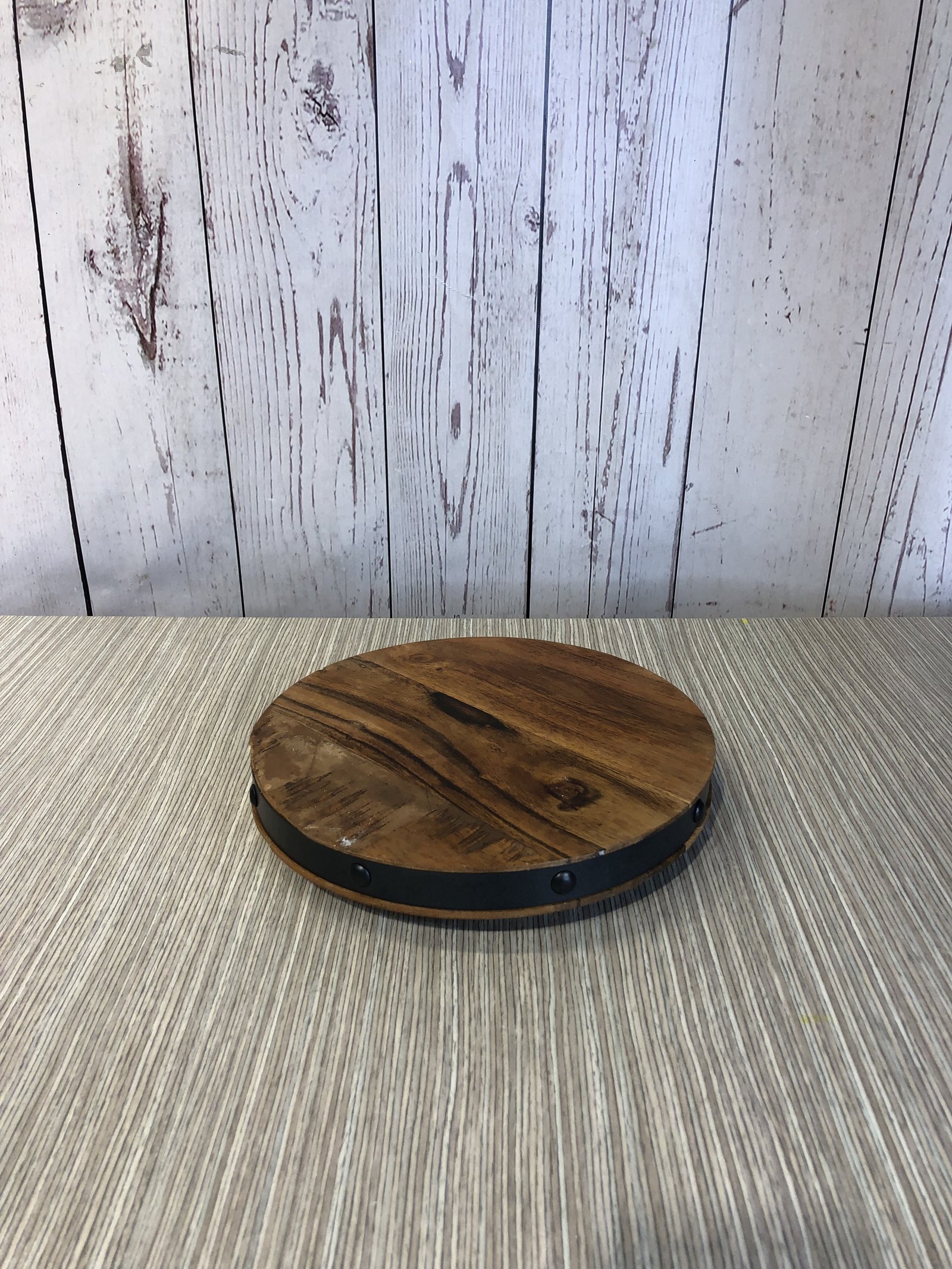 Bandeja redonda Madera natural oscura borde metal negro y taches