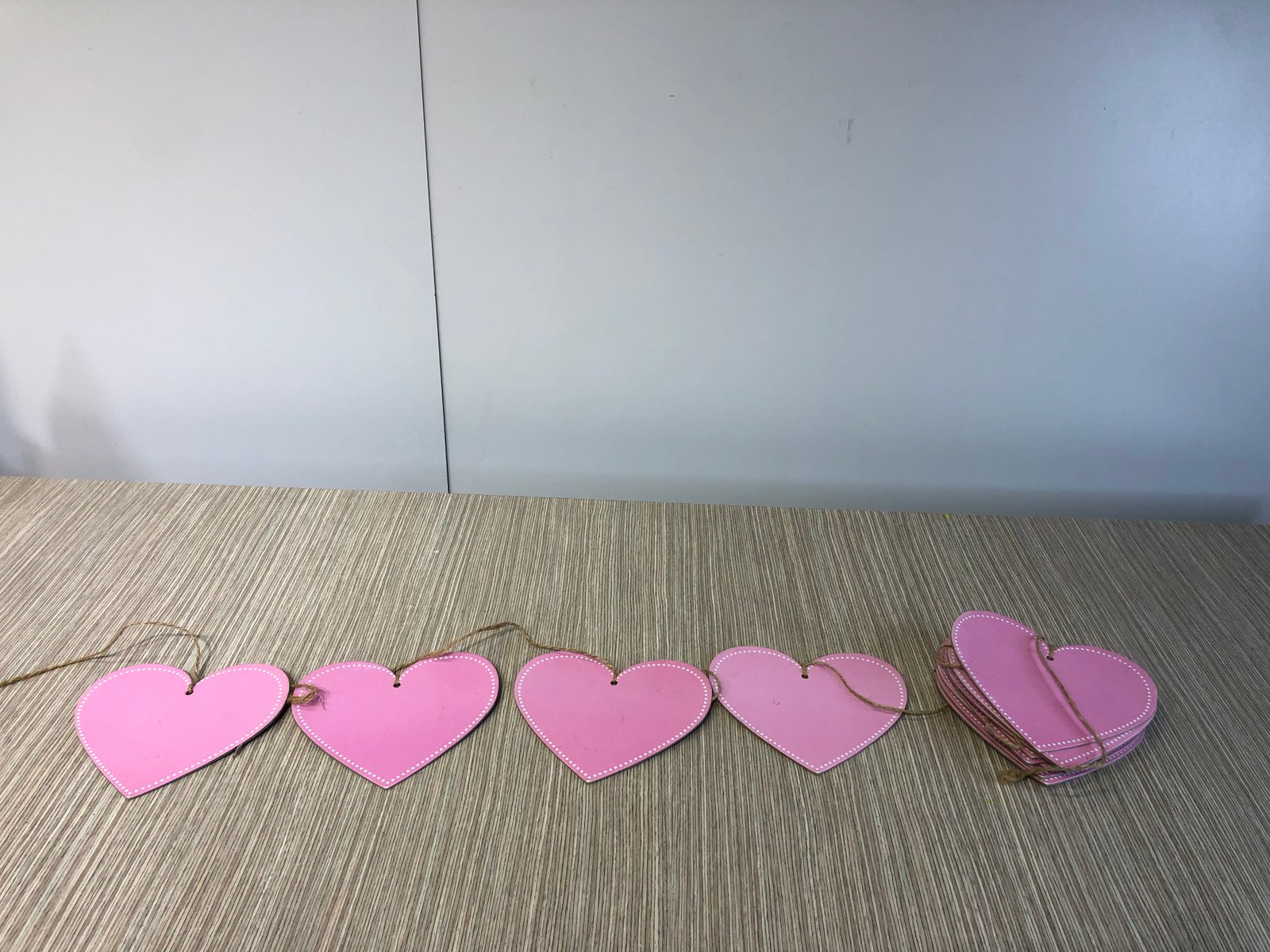 Banderin Carton Corazon Rosado Borde Puntos Blancos 3.10 Mt