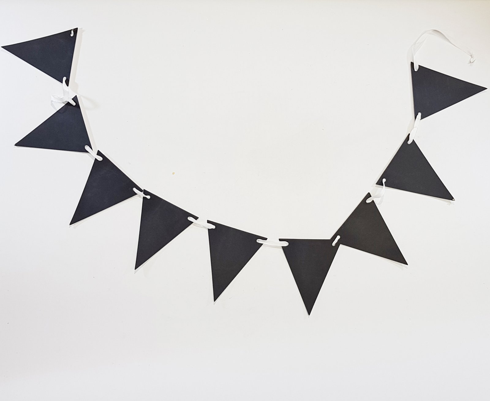 Banderin Carton Triangulos Tablero Negro Cinta Blanca 1.50 Mt