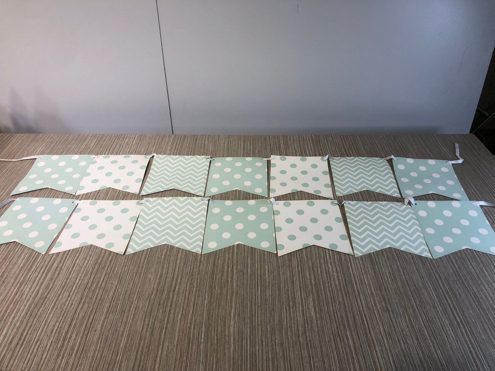 Banderin Cartulina Agua Marina Bolas Blancas Y Chevron 1.60 Mt