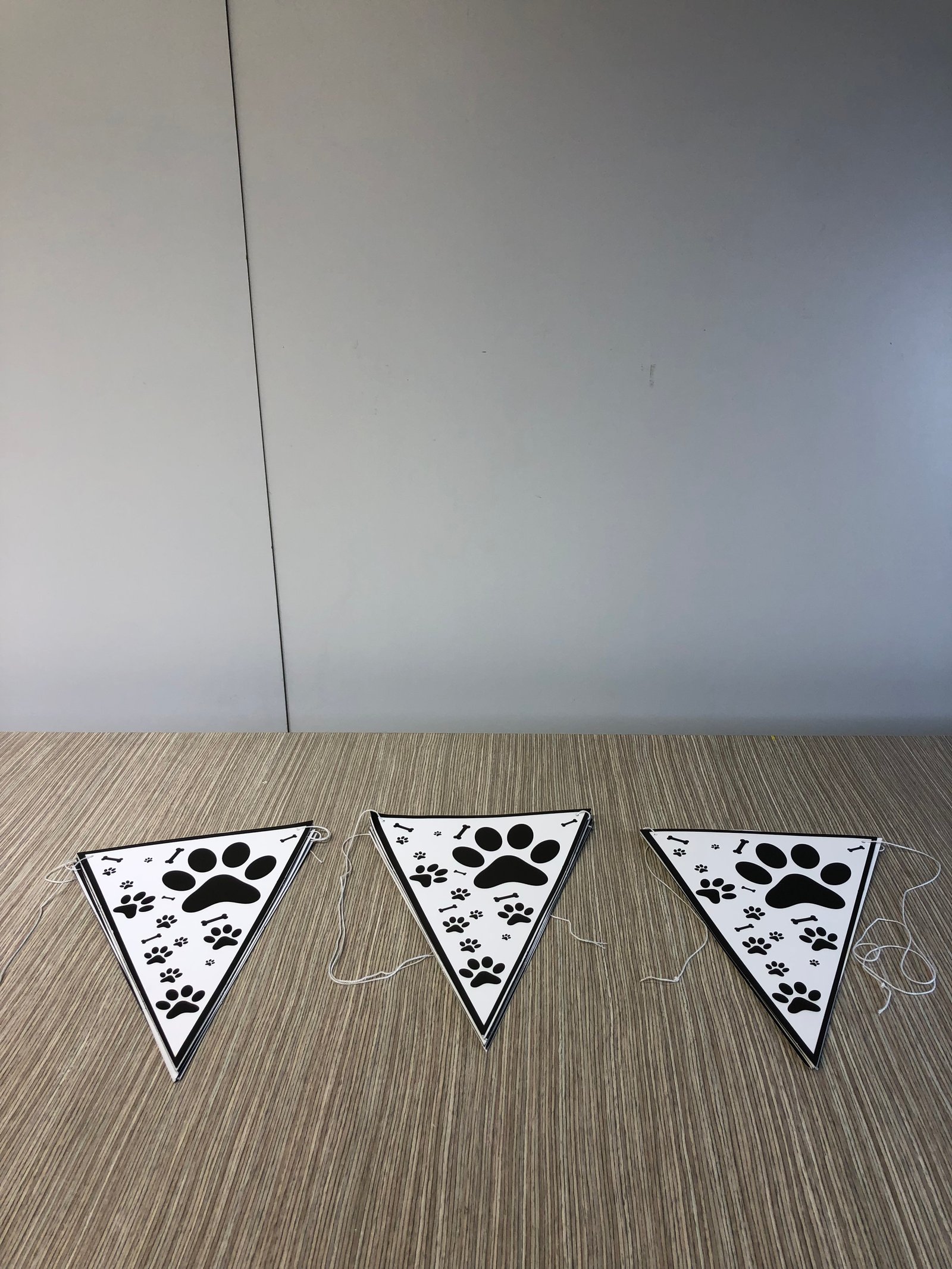 Banderin Cartulina Blanco Huellas Negras