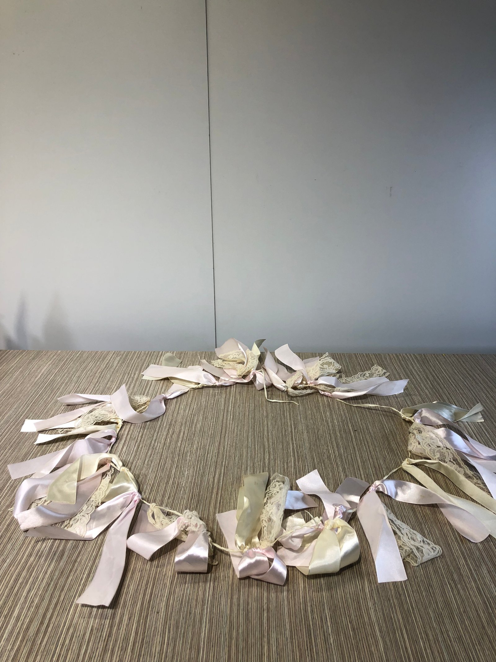 Banderin Cinta Rosa, Crema Y Encaje 2.00 Mt