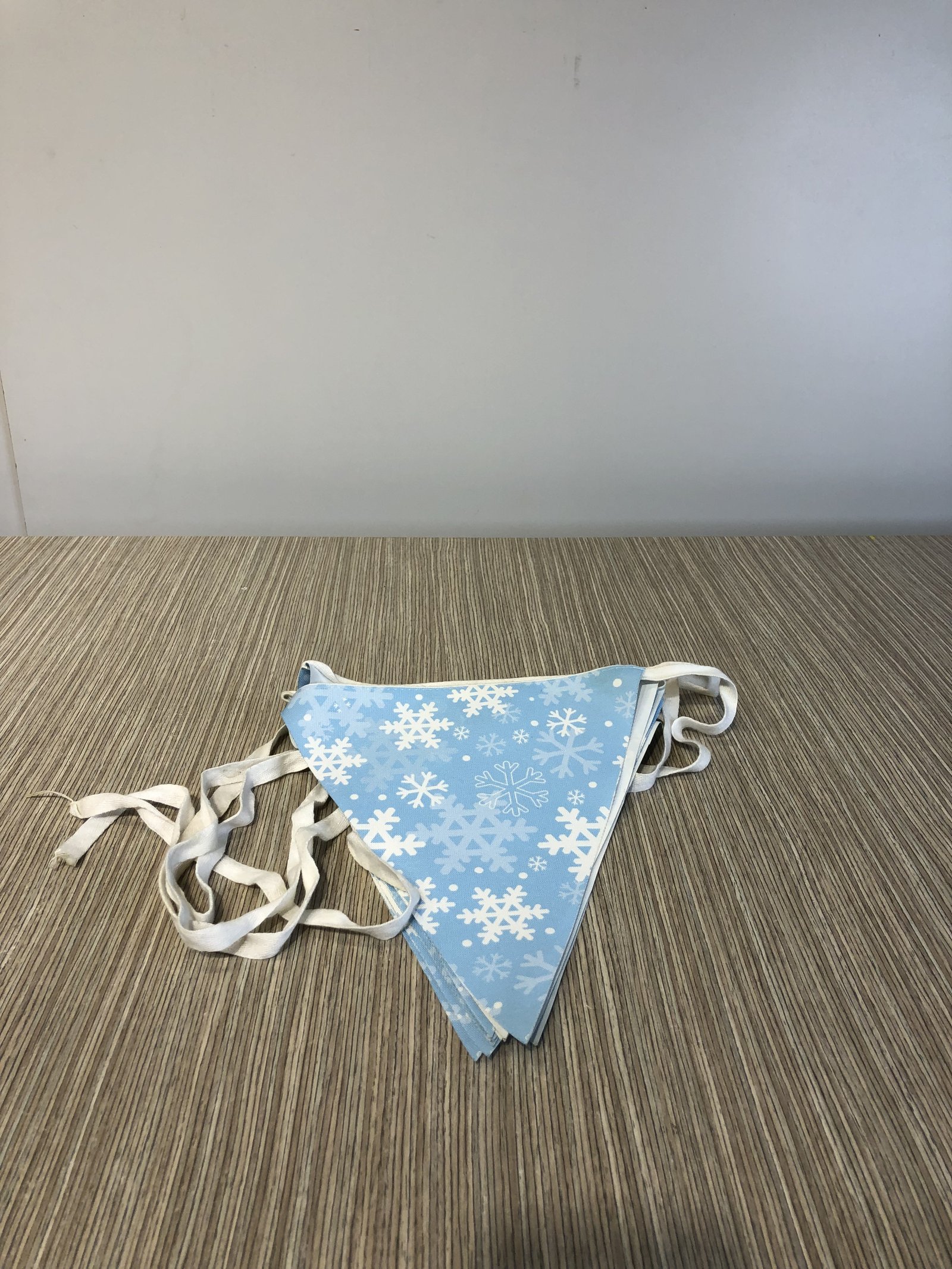 Banderin Lona Plastica Triangulos Azul Snowflakes Frozen 4.40