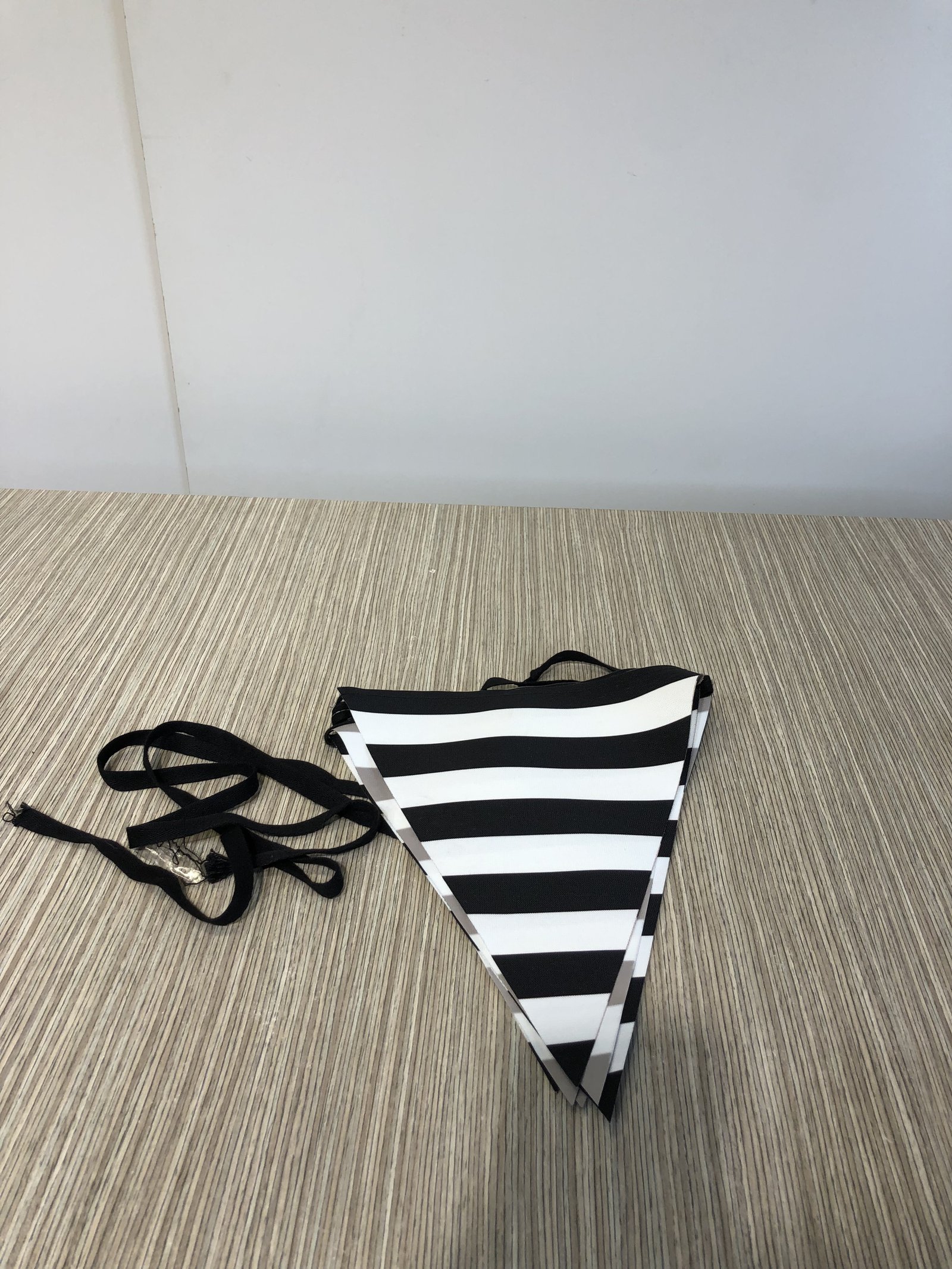 Banderin Lona Plastica Triangulos Rayas Negras Y Blancas 4.40 Mt