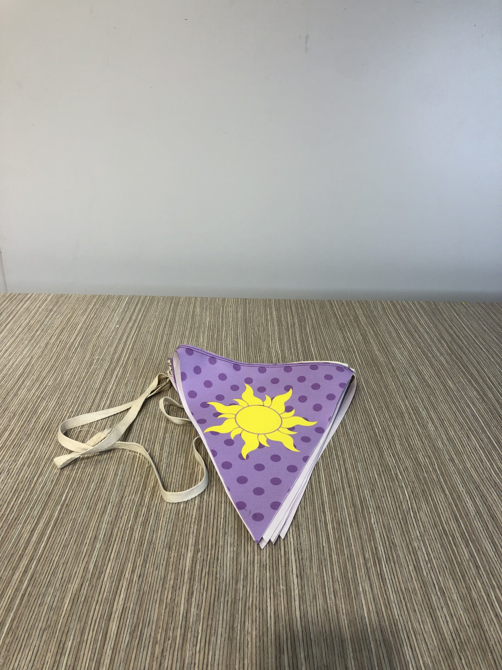 Banderin Lona Triangulos Morado Con Soles 4.40 Mt