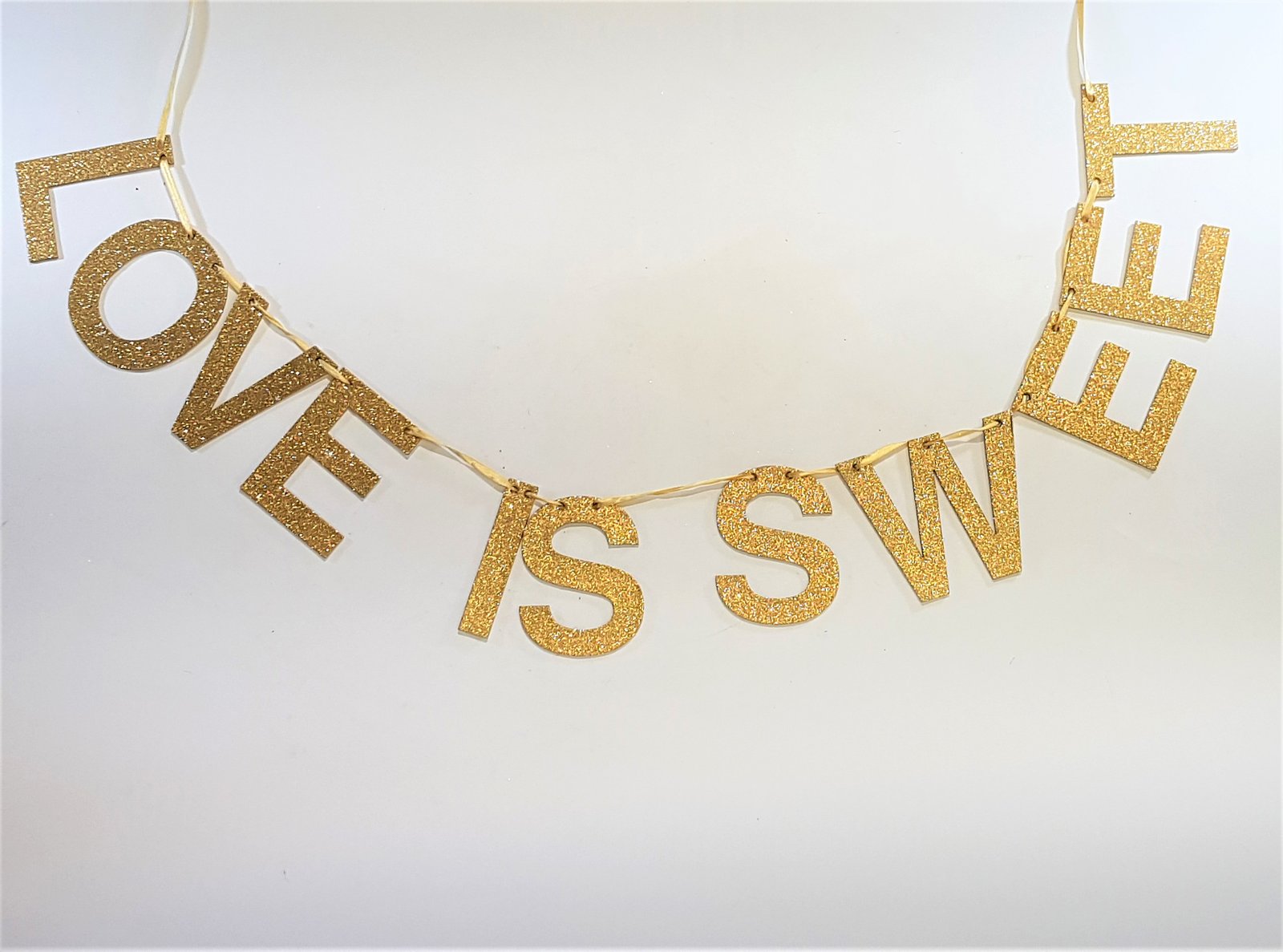 Banderin Madera Letras Doradas Love Is Sweet 2.00 Mts