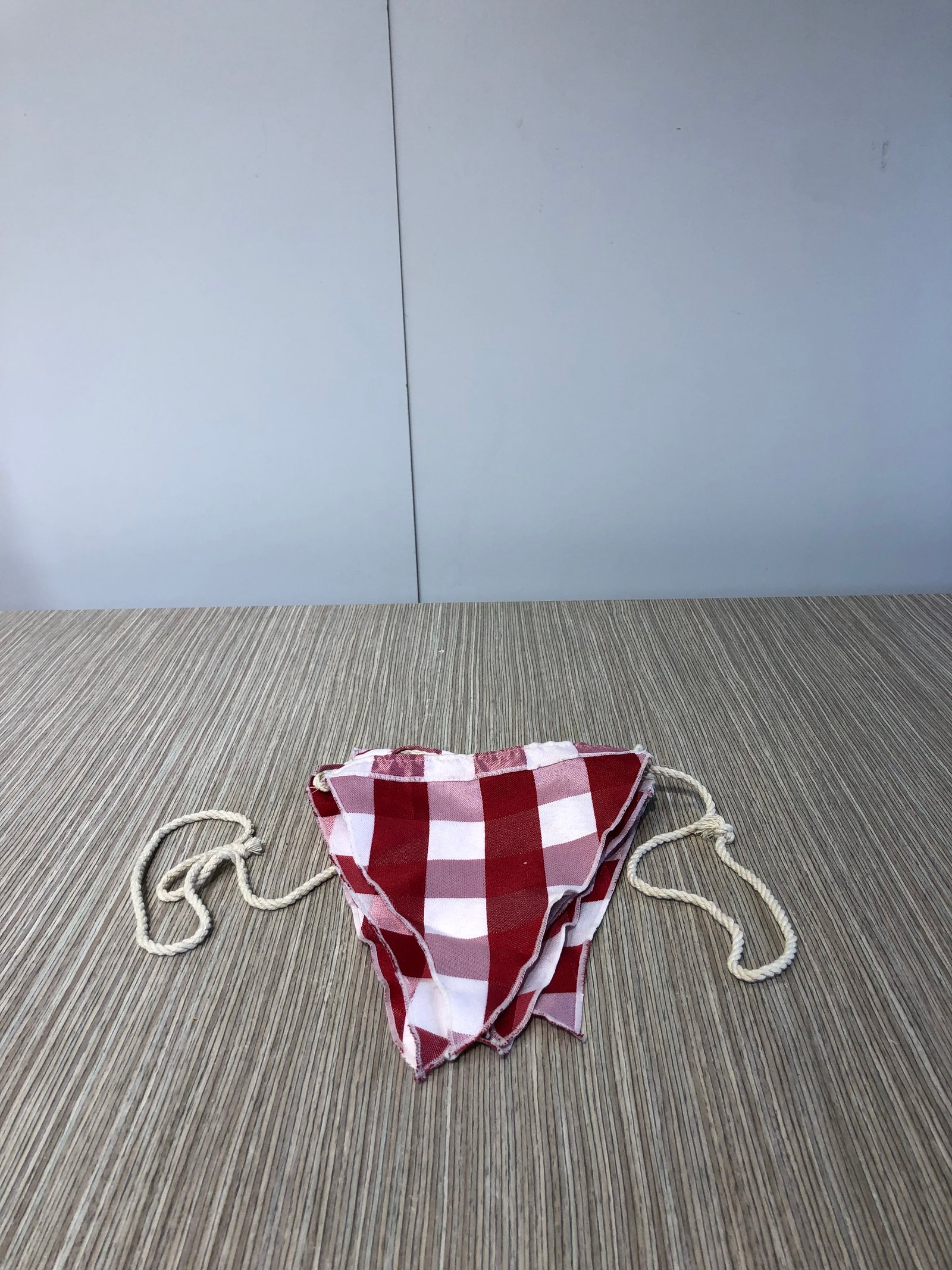 Banderin Tela Cuadros Rojos Y Blancos Cortico