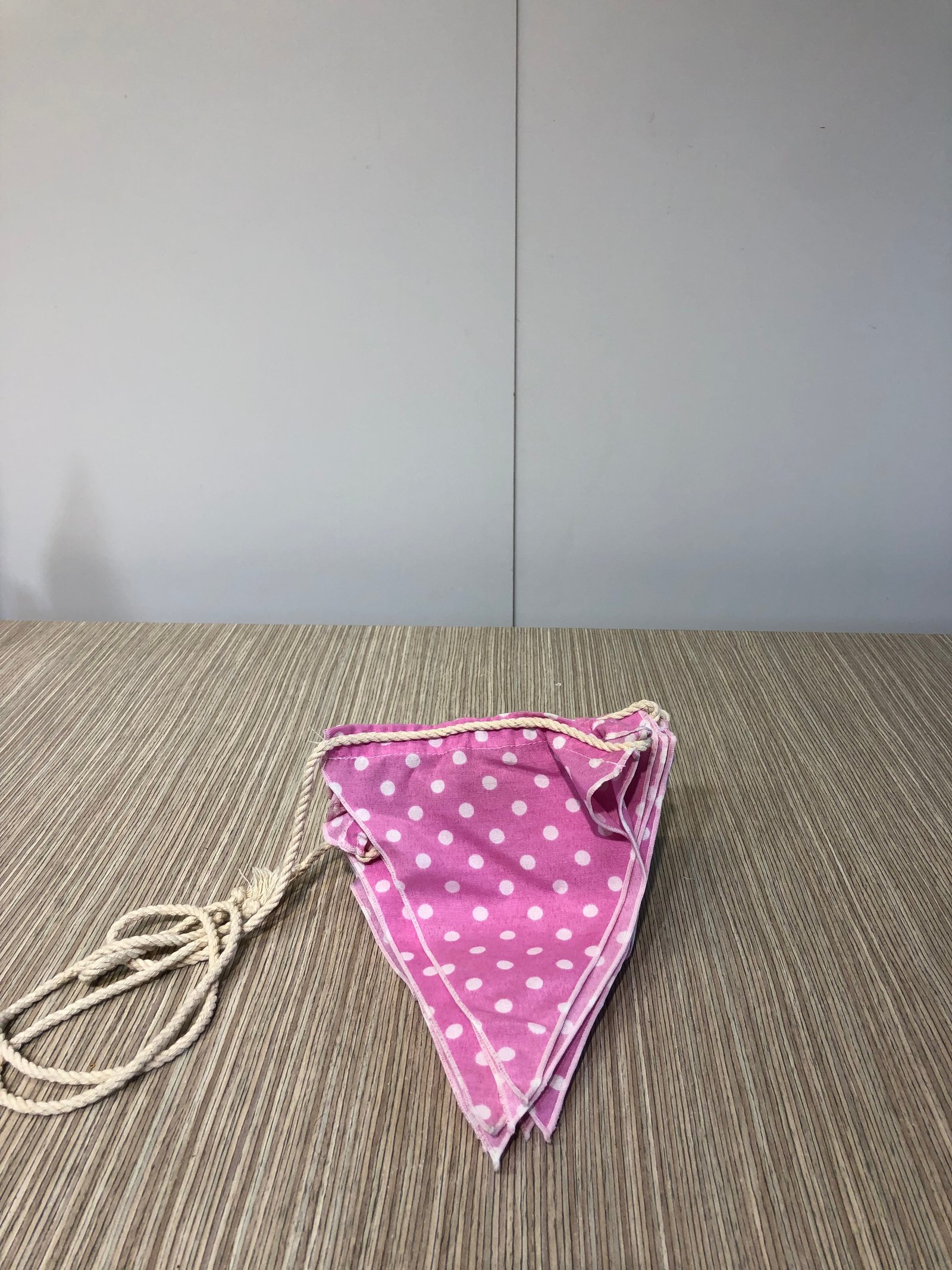 Banderin Tela Rosada Bolas Blancas