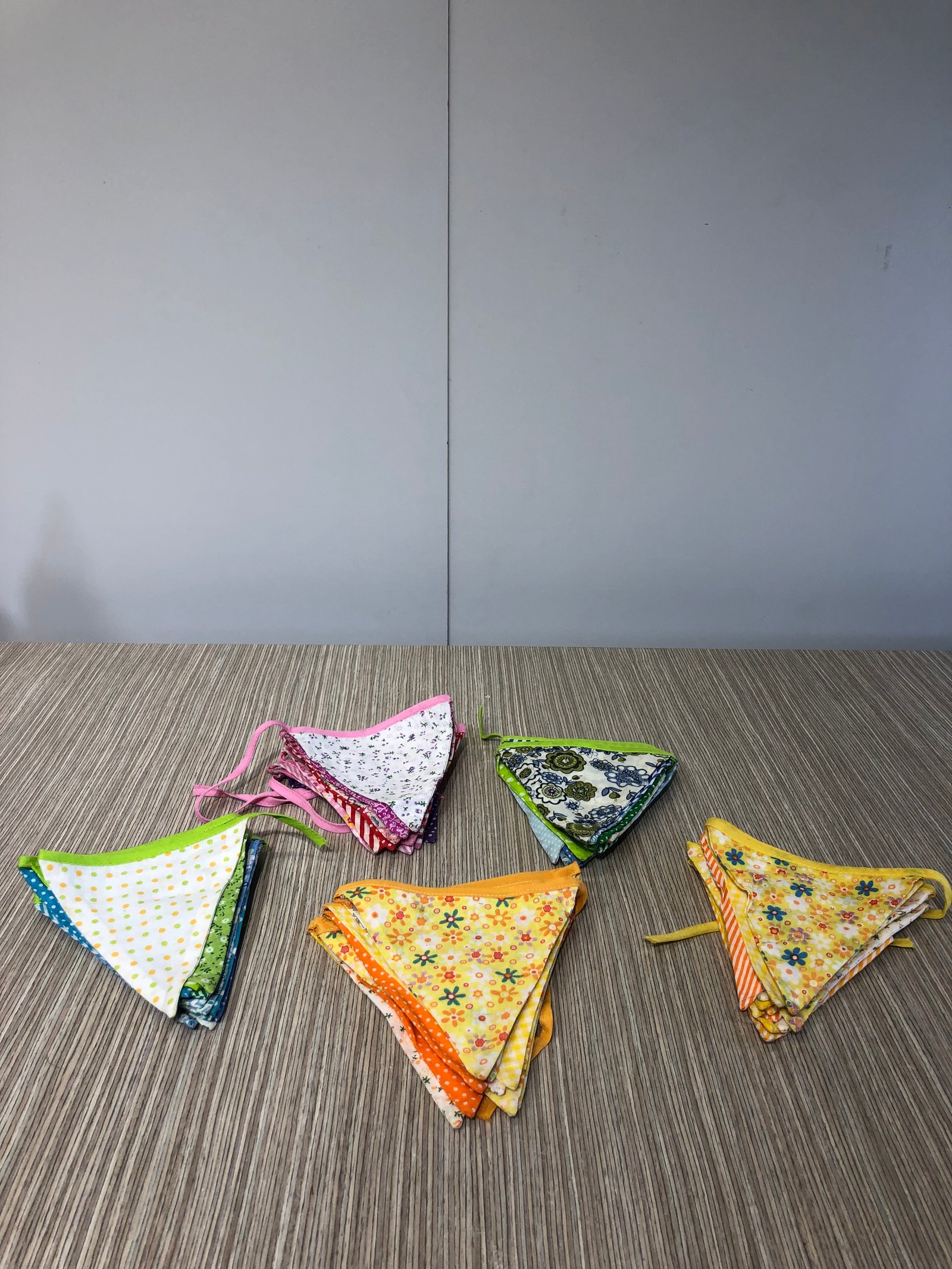 Banderin Tela Rosado Con Puntos, Rayas Y Flores  2.40 Mt