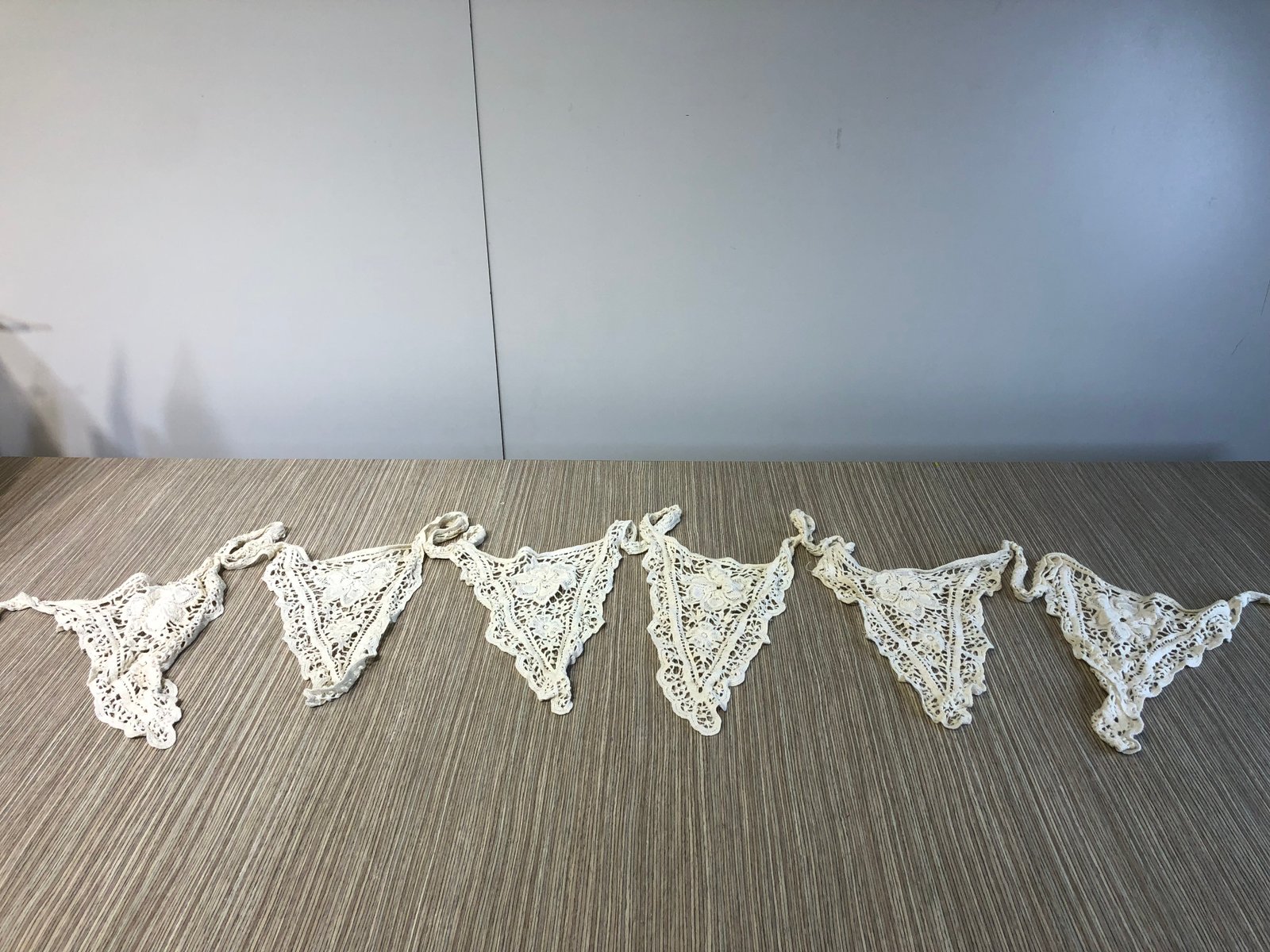 Banderin Tela Triangulos Crema Bordado Cocido (6 Triangulos) 2.70