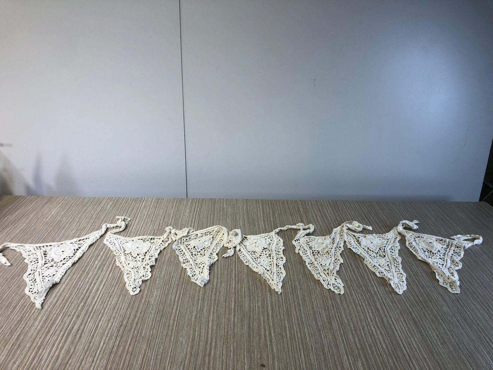 Banderin Tela Triangulos Crema Bordado Para Amarrar (7 Triangulos) 2.40