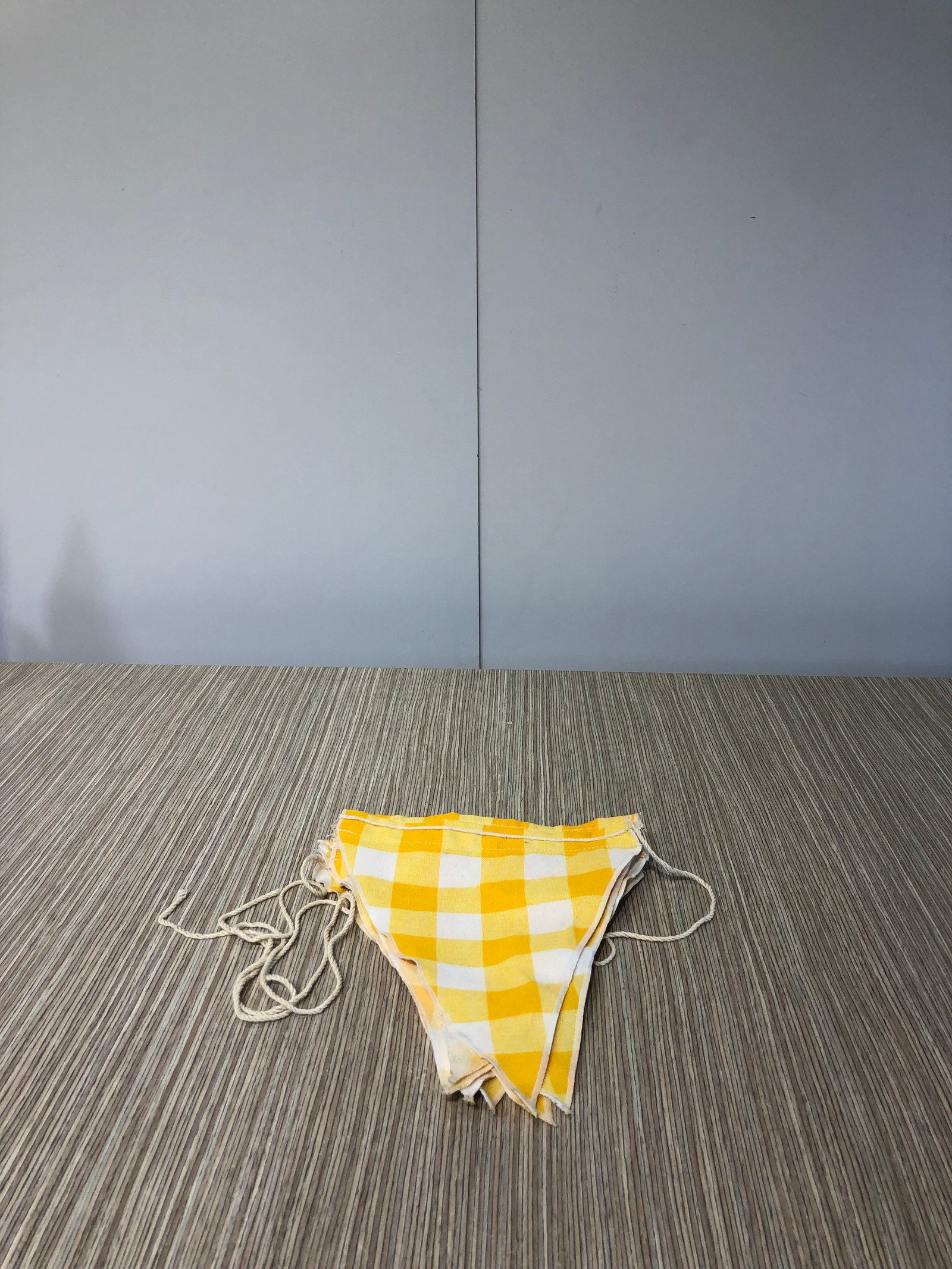 Banderin Tela Triangulos Cuadros Grandes Amarillo Con Blanco