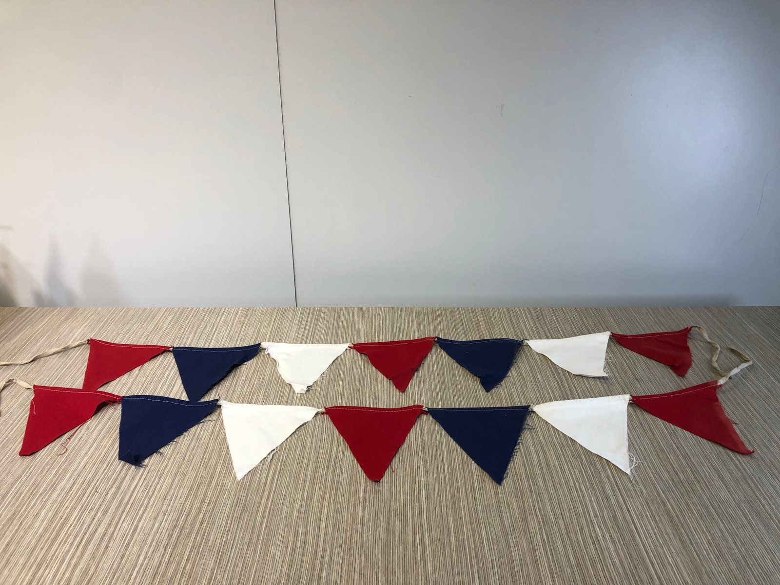 Banderin Tela Triangulos Rojo, Blanco Y Azul 1.30 Mt