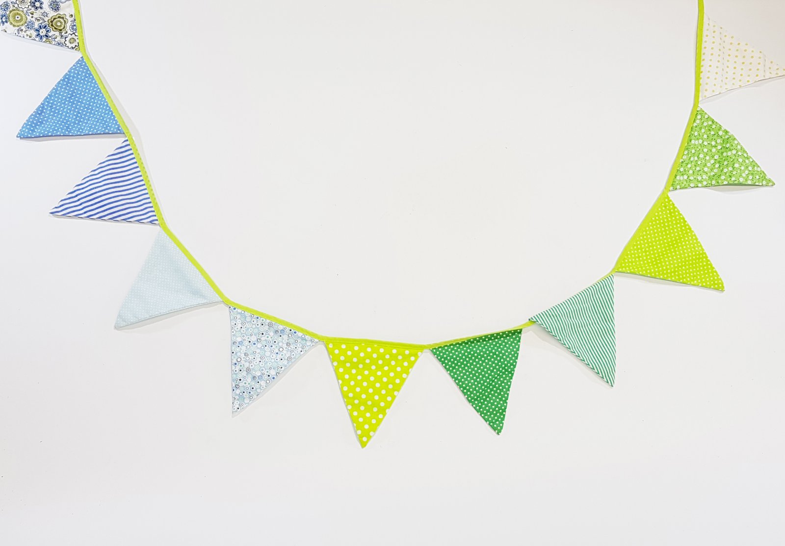 Banderin Tela Verde Con Puntos, Rayas Y Flores 2.00 Mt