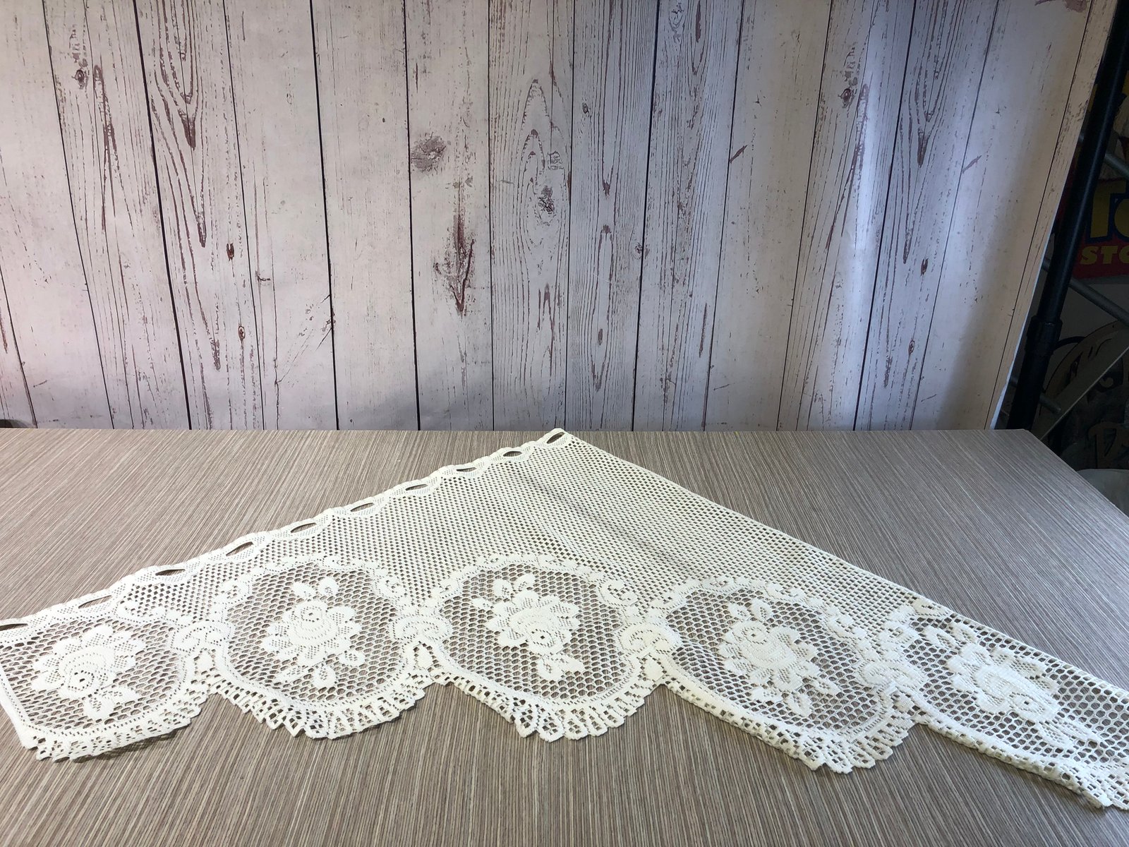 camino beige triangulo medias bolas centro flores